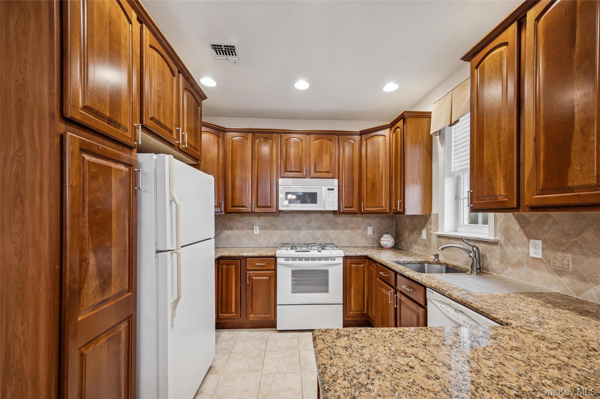 #6 photo, 652 Balfour Place, Melville , NY 11747