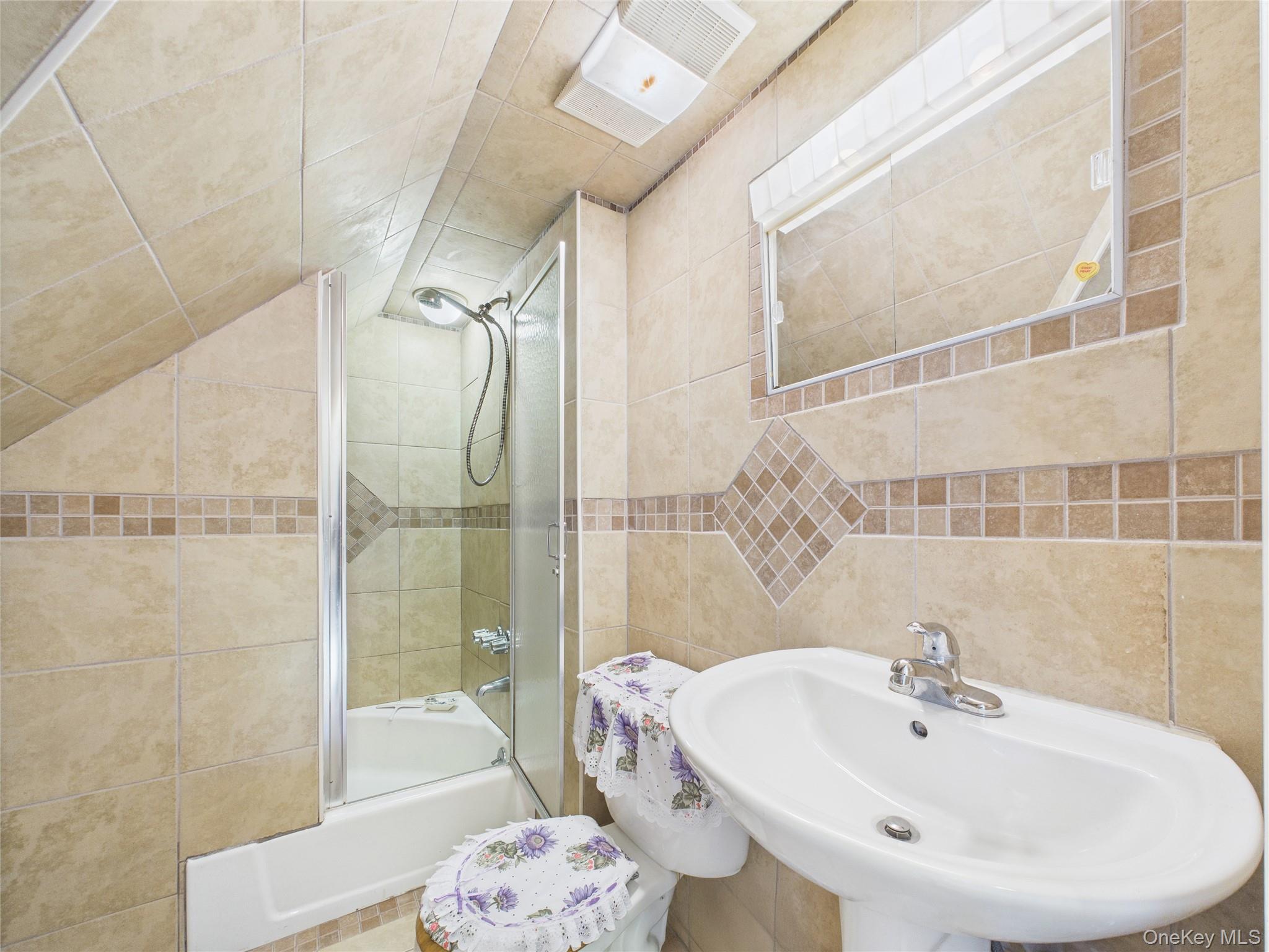 #12 photo, 9 Pewter Lane, Hicksville , NY 11801