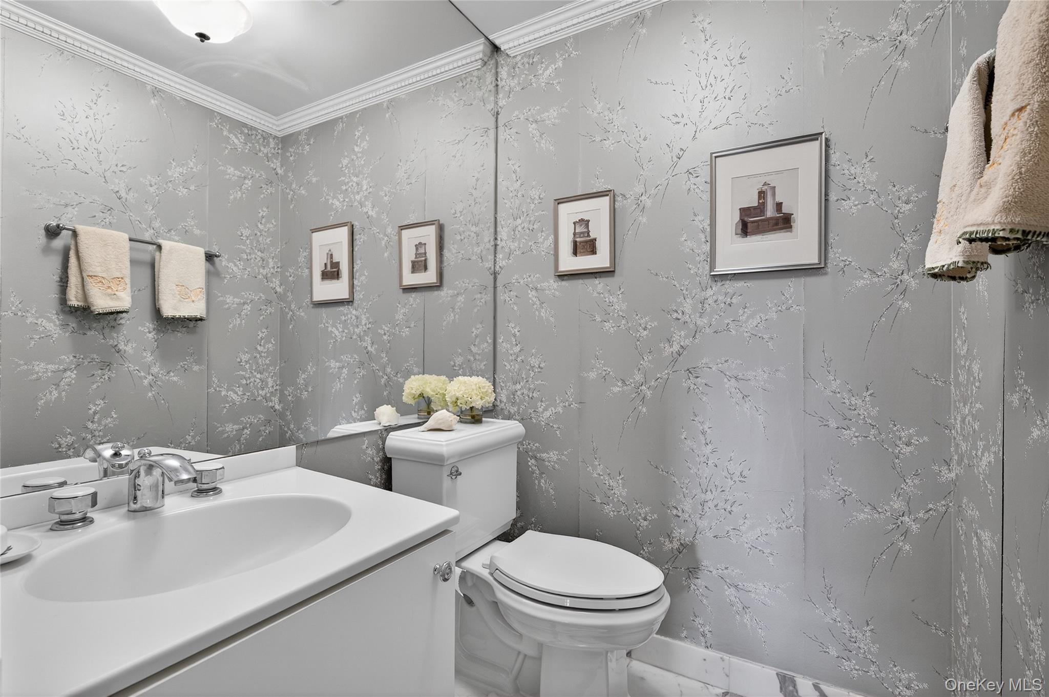 #15 photo, 100 Hilton Avenue, Garden City , NY 11530