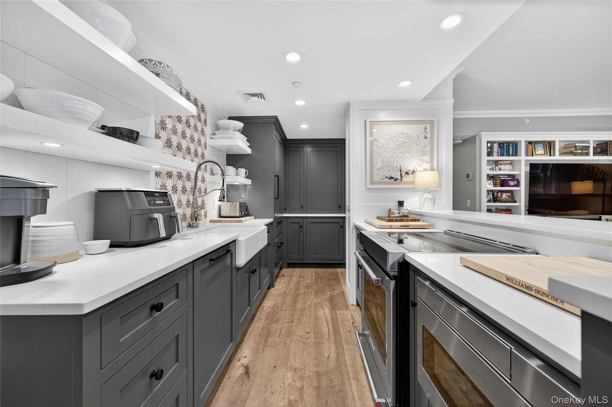 #11 photo, 100 Hilton Avenue, Garden City , NY 11530