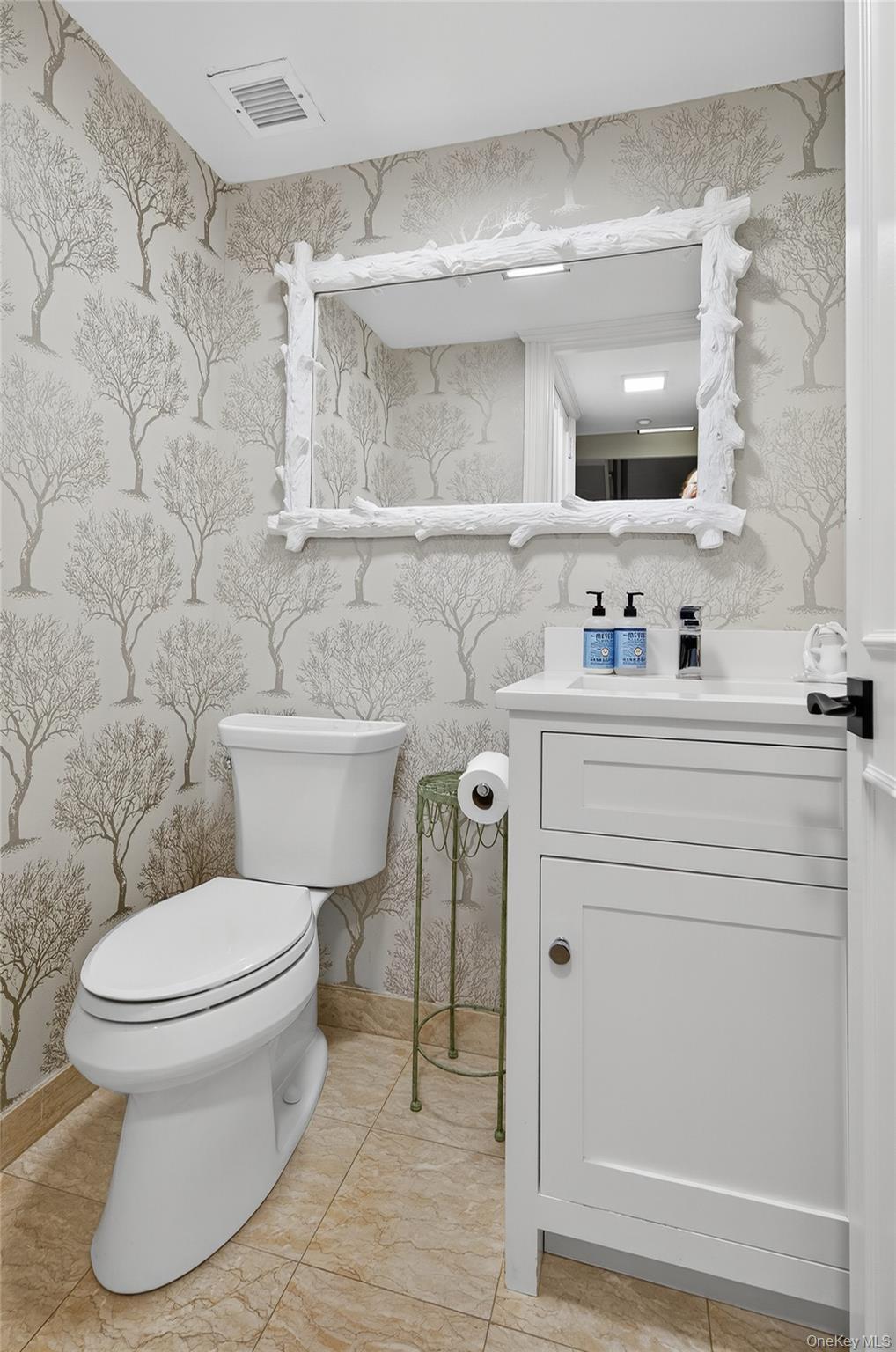 #20 photo, 100 Hilton Avenue, Garden City , NY 11530