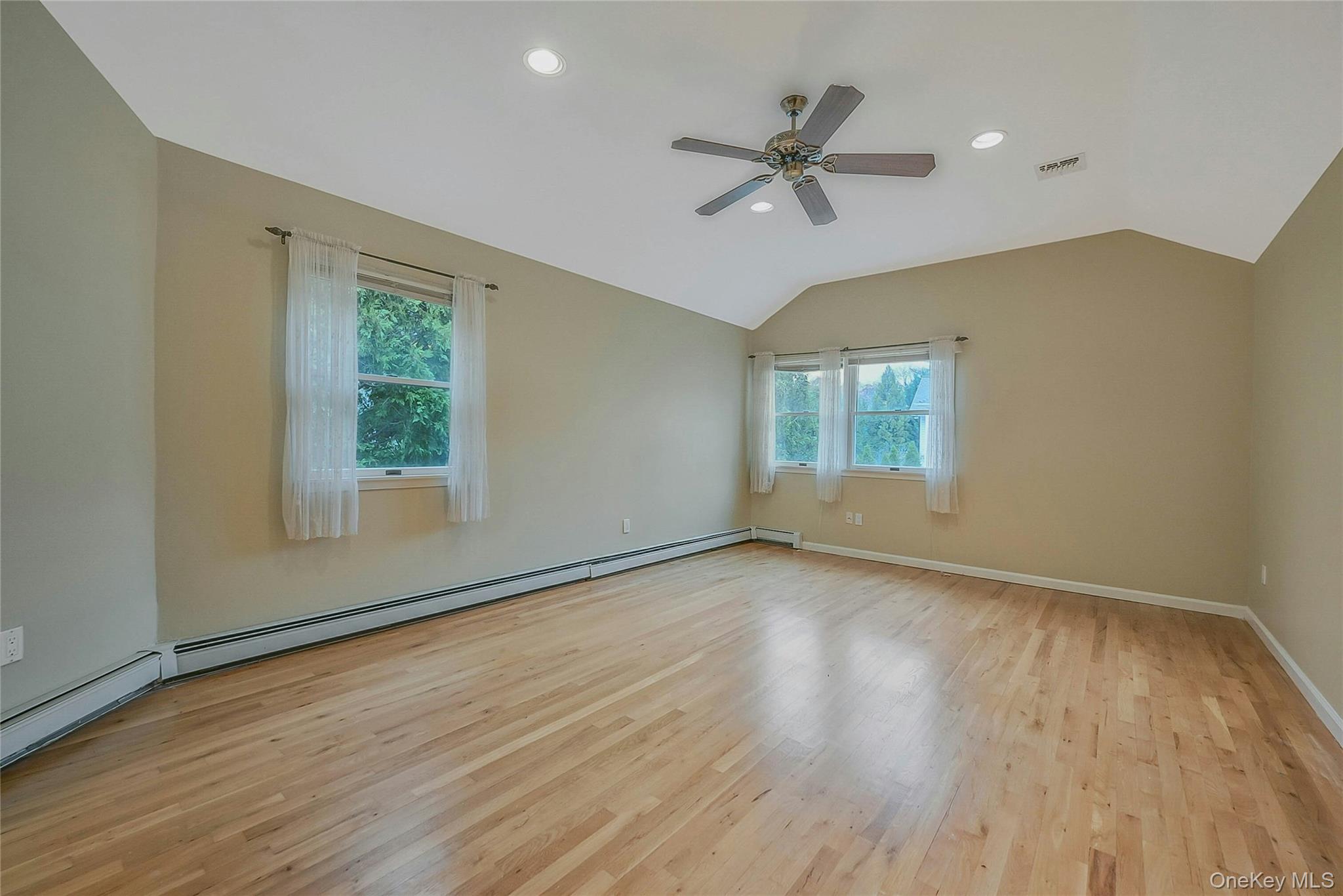 #19 photo, 124 Fleets Cove Road, Huntington , NY 11743