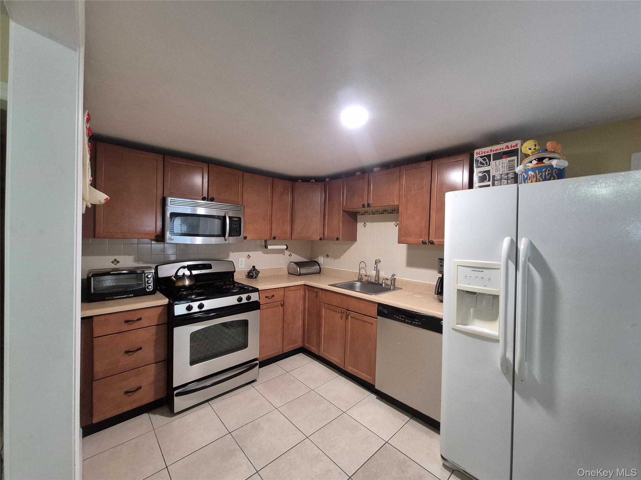 #3 photo, 172 Argyle Avenue, Uniondale , NY 11553