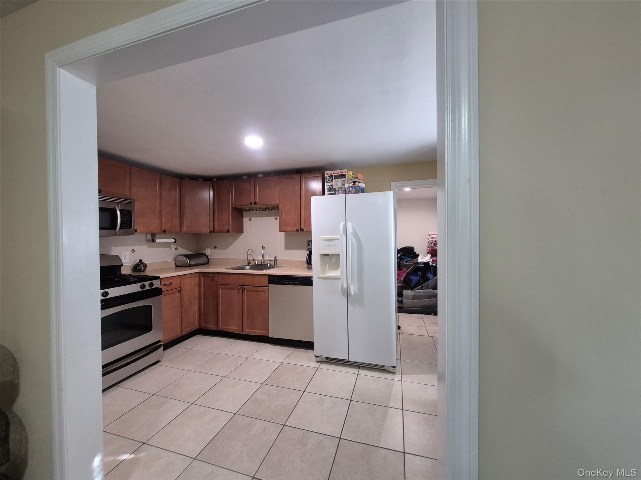 #4 photo, 172 Argyle Avenue, Uniondale , NY 11553