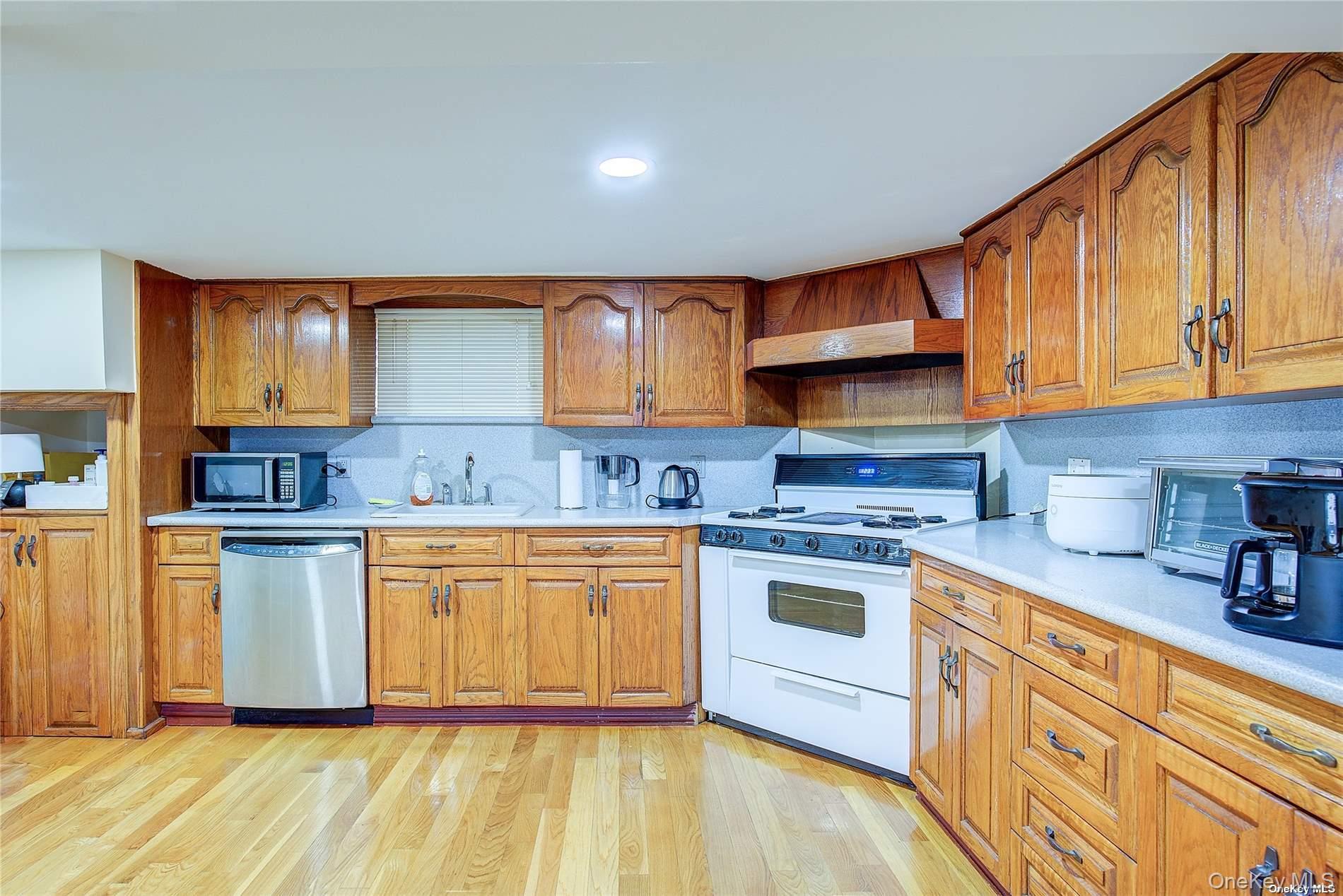 #16 photo, 43-33 163rd Street, Flushing , NY 11358