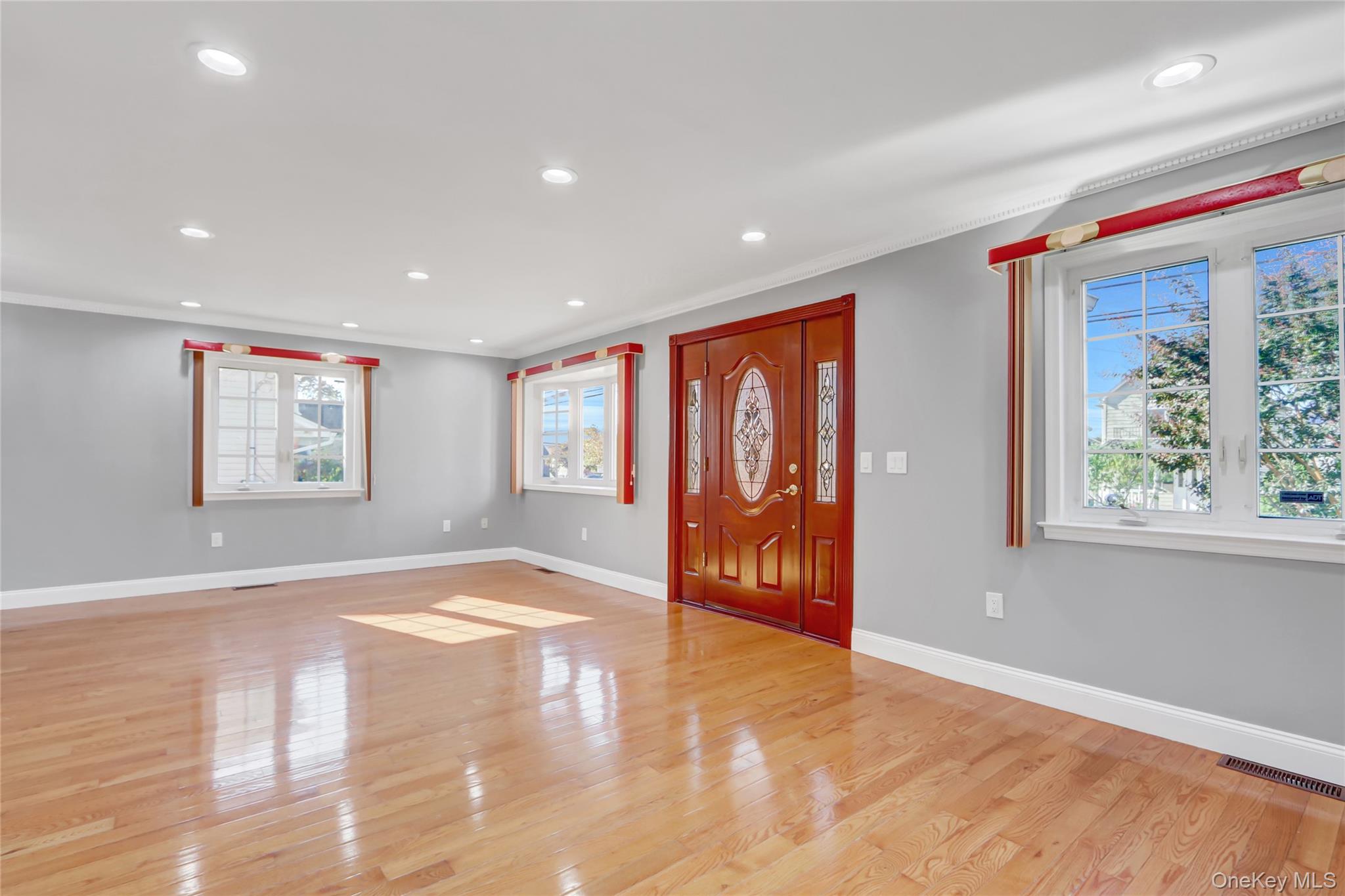 #10 photo, 32 3rd Avenue, New Hyde Park , NY 11040