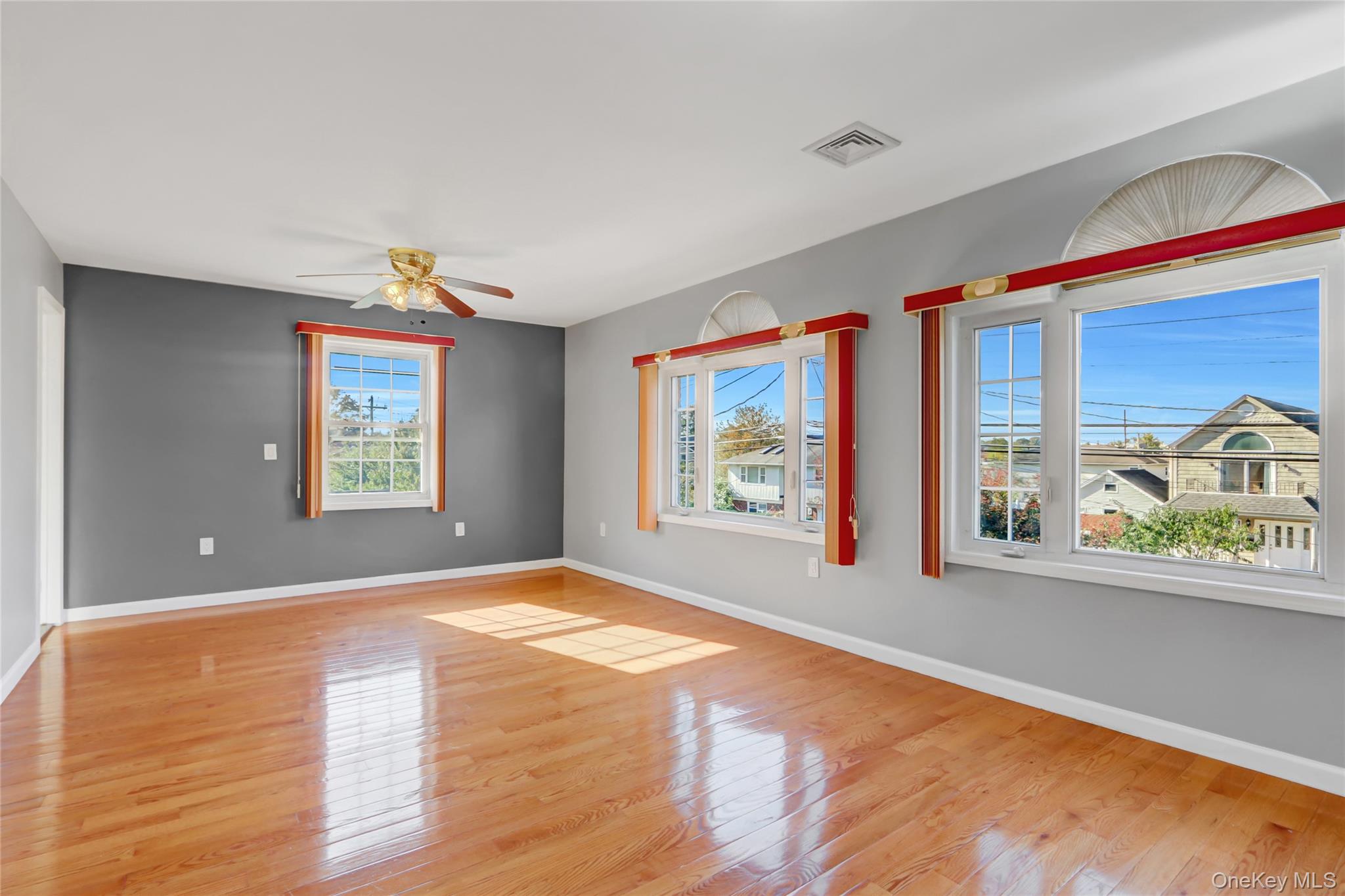 #18 photo, 32 3rd Avenue, New Hyde Park , NY 11040