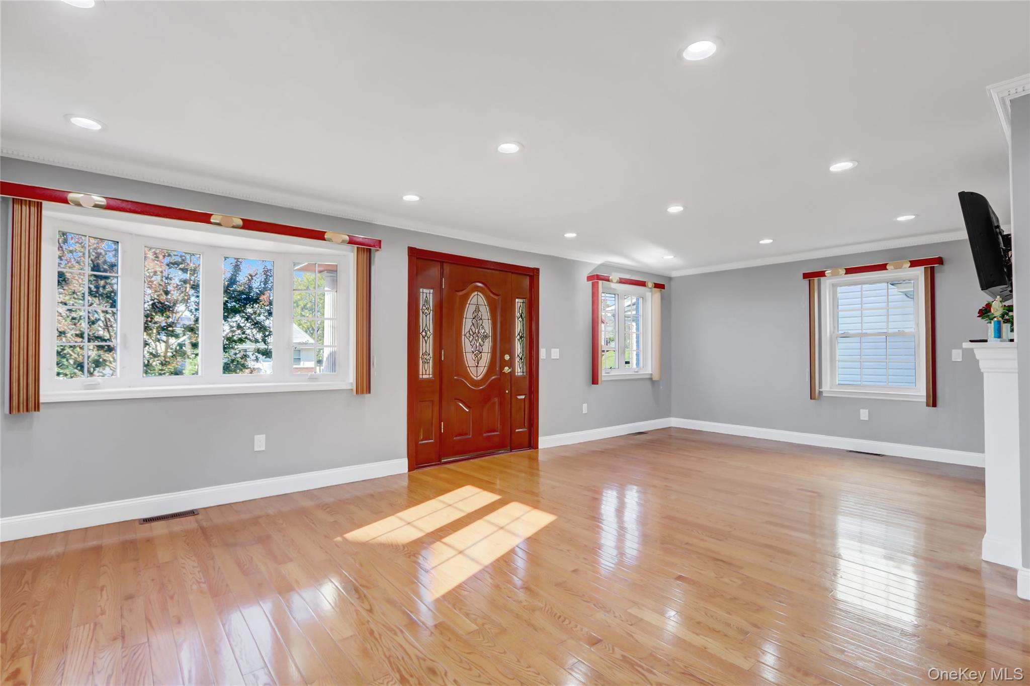 #5 photo, 32 3rd Avenue, New Hyde Park , NY 11040