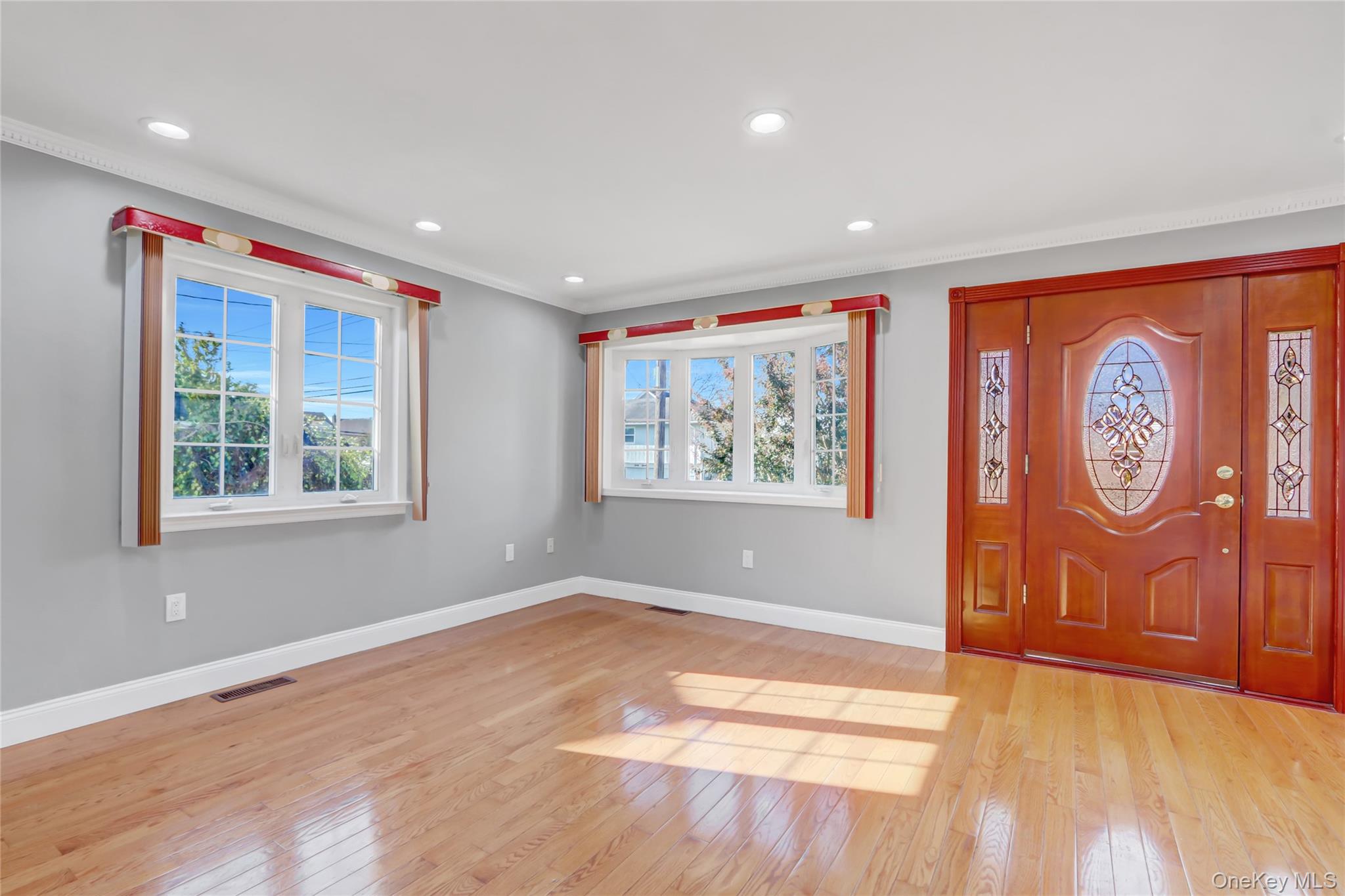 #6 photo, 32 3rd Avenue, New Hyde Park , NY 11040