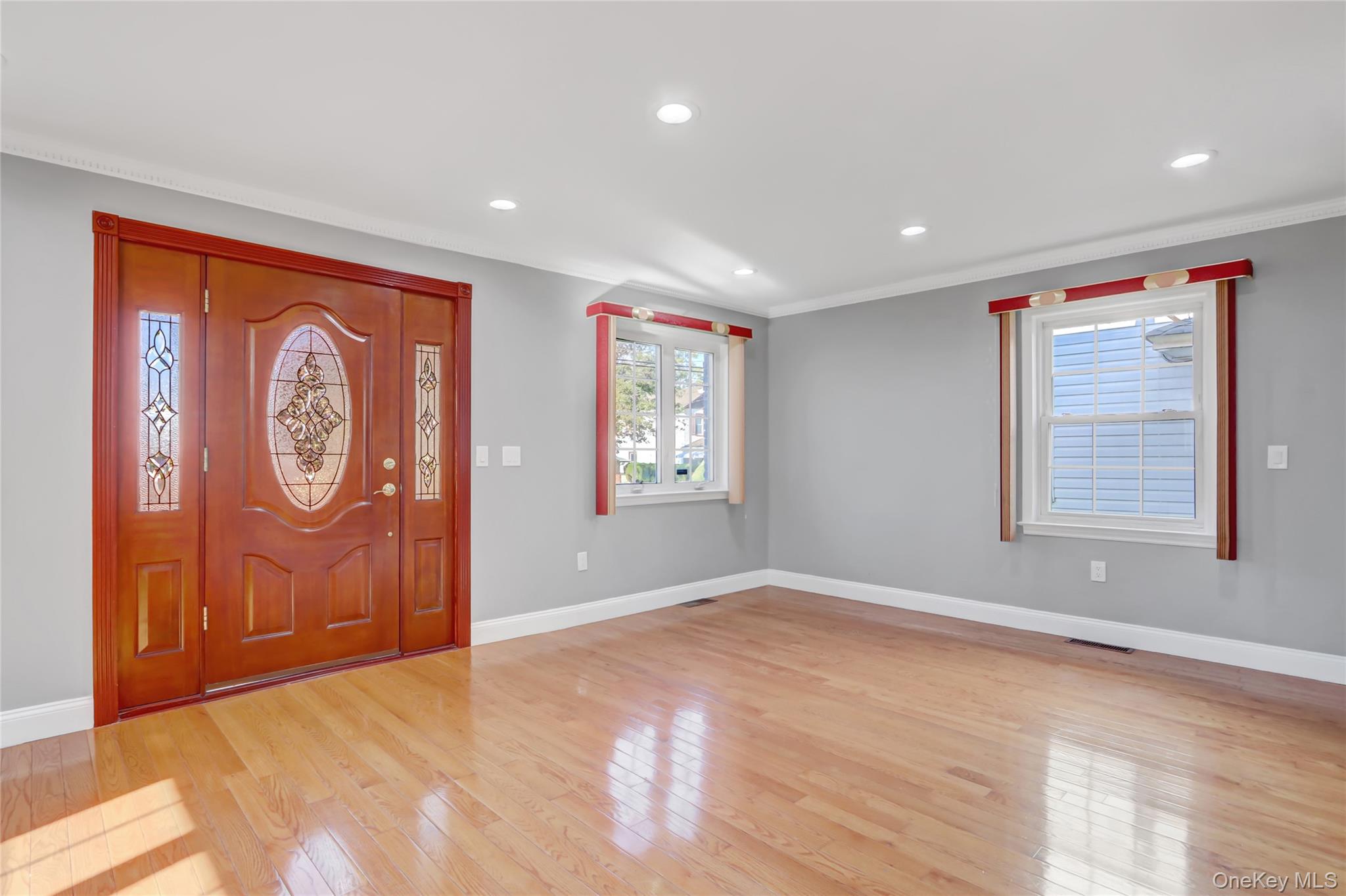 #7 photo, 32 3rd Avenue, New Hyde Park , NY 11040