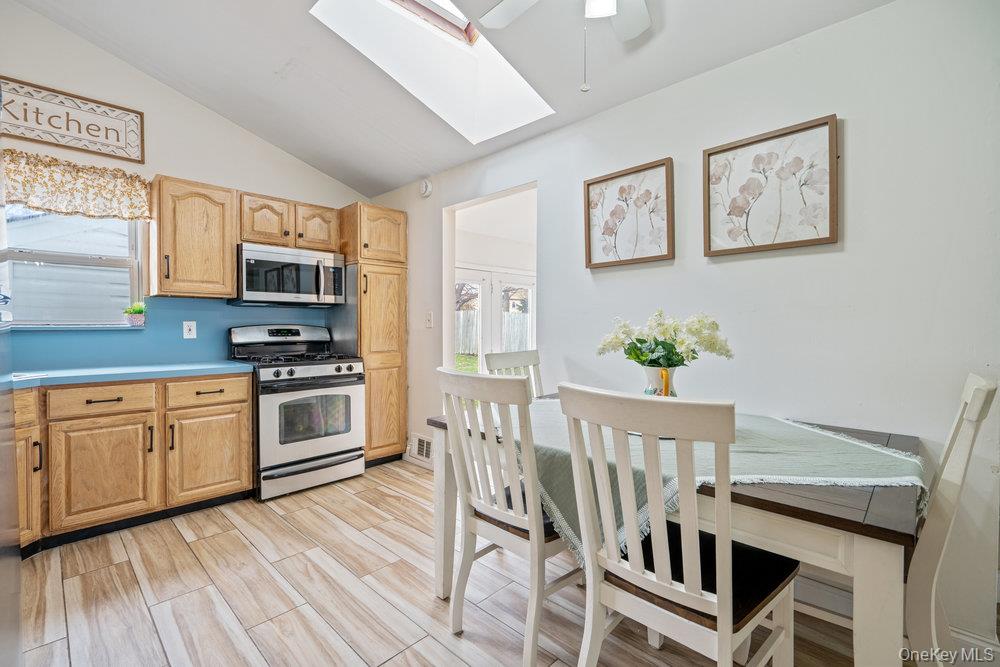 #5 photo, 20 Laurie Road, Brentwood , NY 11717