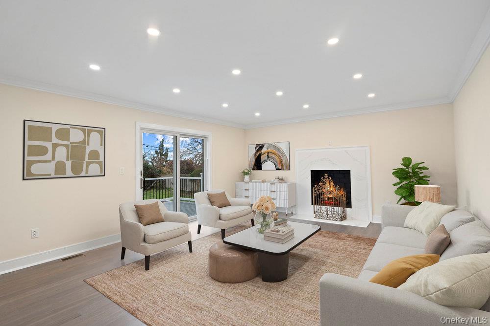 #20 photo, 52 Woodland Road, Roslyn , NY 11576