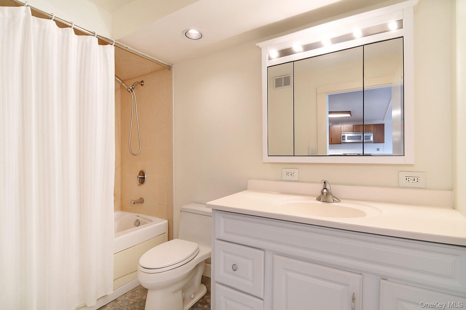 #11 photo, 703 Pelham Road, New Rochelle , NY 10805