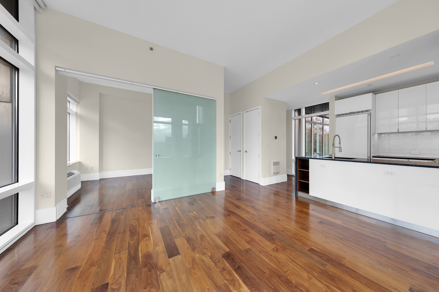 #4 photo, 10-17 JACKSON Avenue, Hunters Point , NY 11101