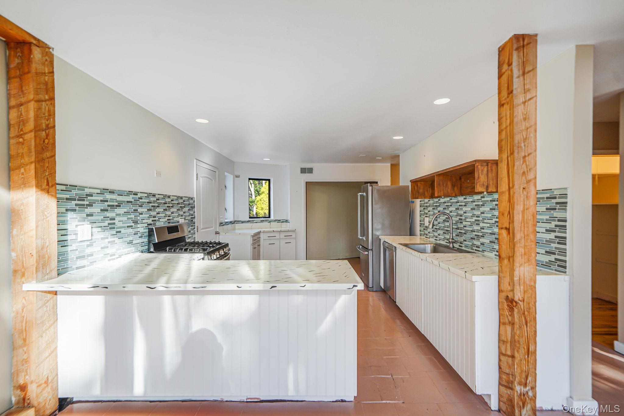 #5 photo, 290 Montauk Highway, Southampton , NY 11968