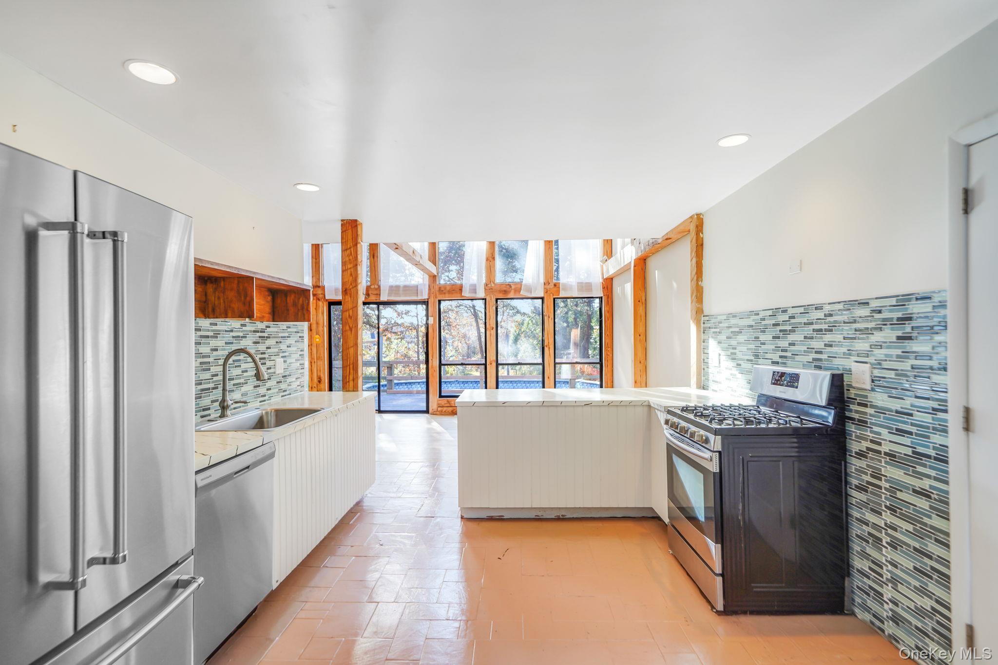 #6 photo, 290 Montauk Highway, Southampton , NY 11968