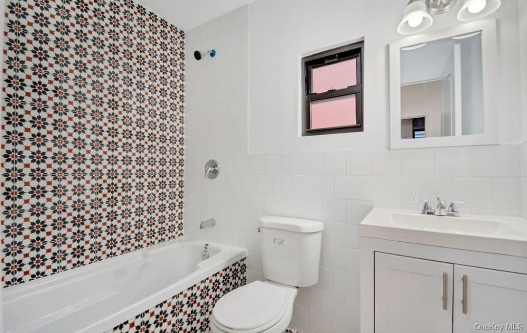 #8 photo, 1842 Hunt Avenue, Bronx , NY 10462