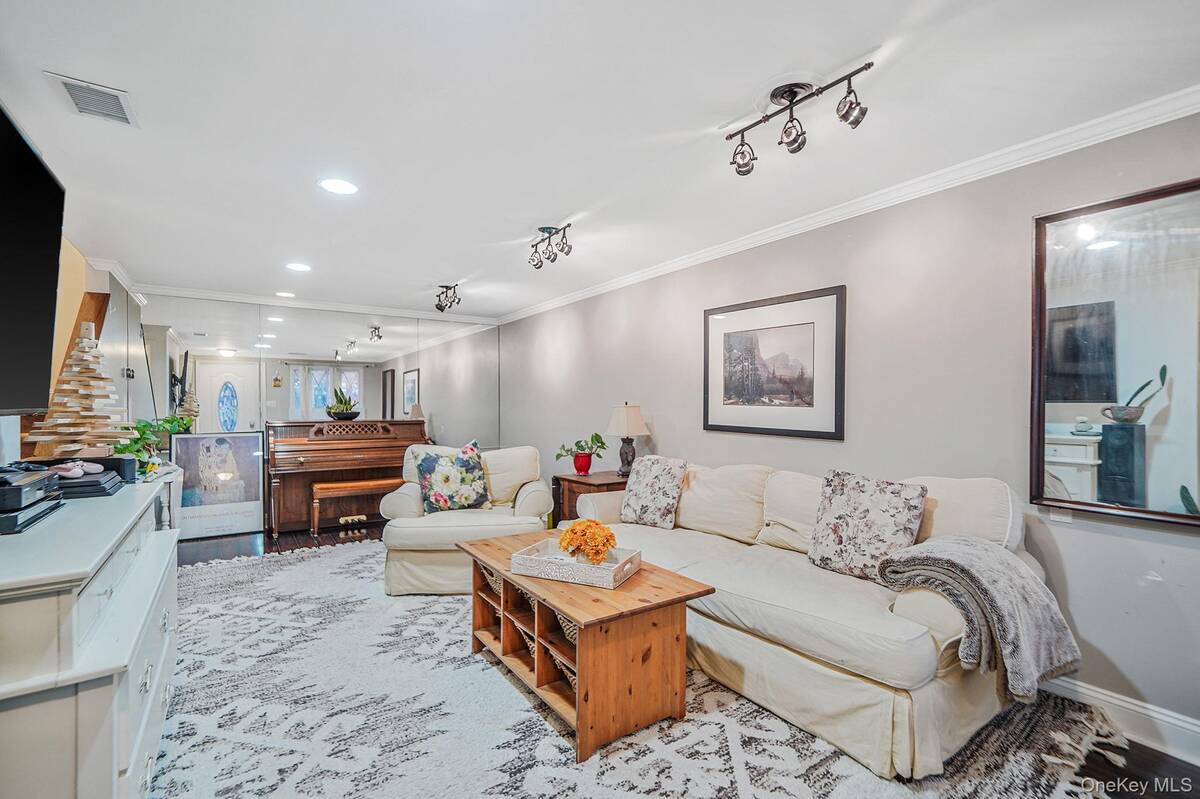 #6 photo, 320 Woodland Court, サフォーク郡 Coram , NY 11727