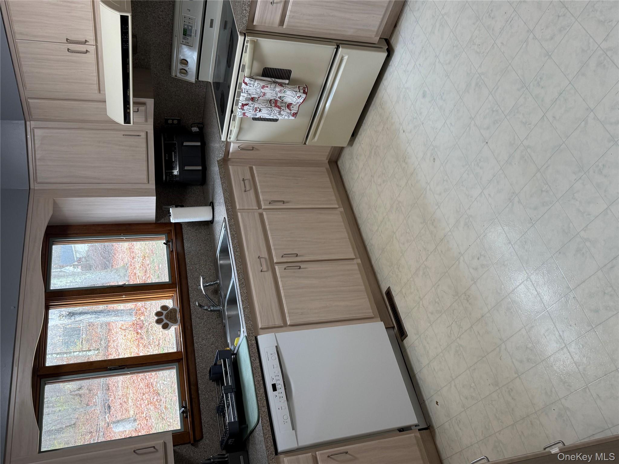 #19 photo, 11 Square Woods Drive, Lagrangeville , NY 12540