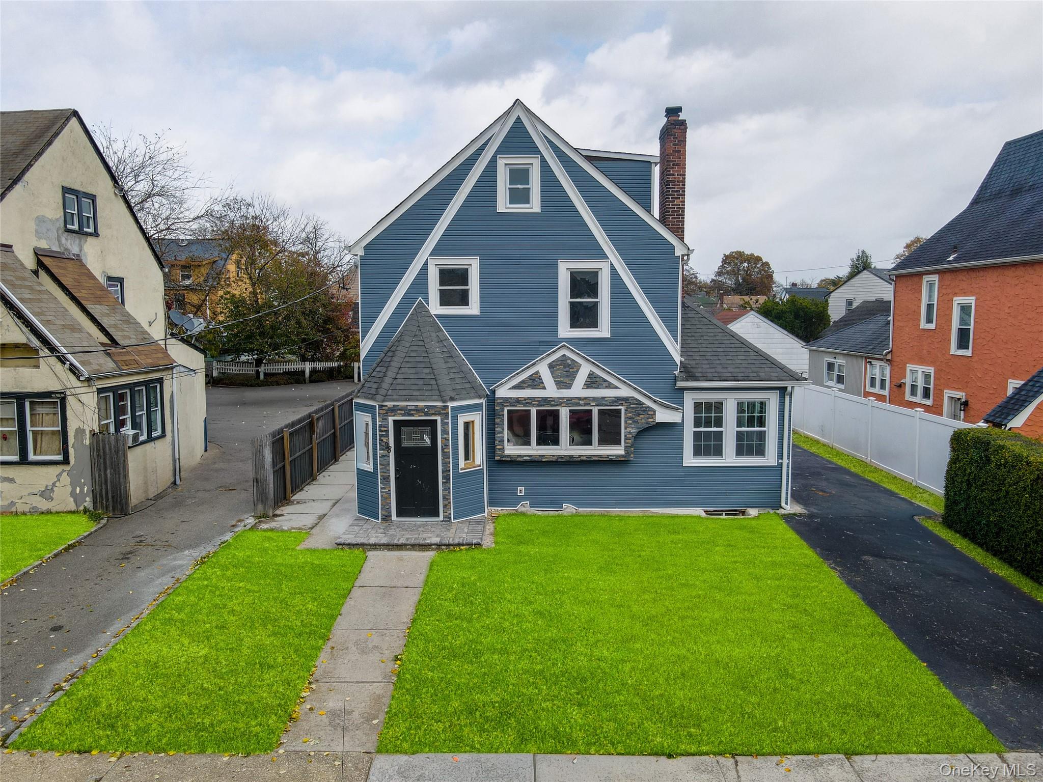 #2 photo, 28 Cornwall Lane, Hempstead , NY 11550