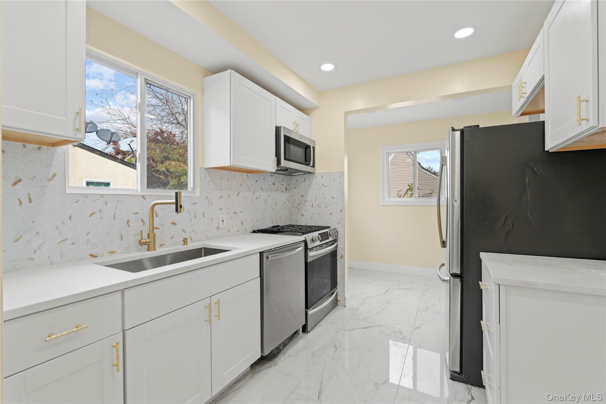 #4 photo, 28 Cornwall Lane, Hempstead , NY 11550