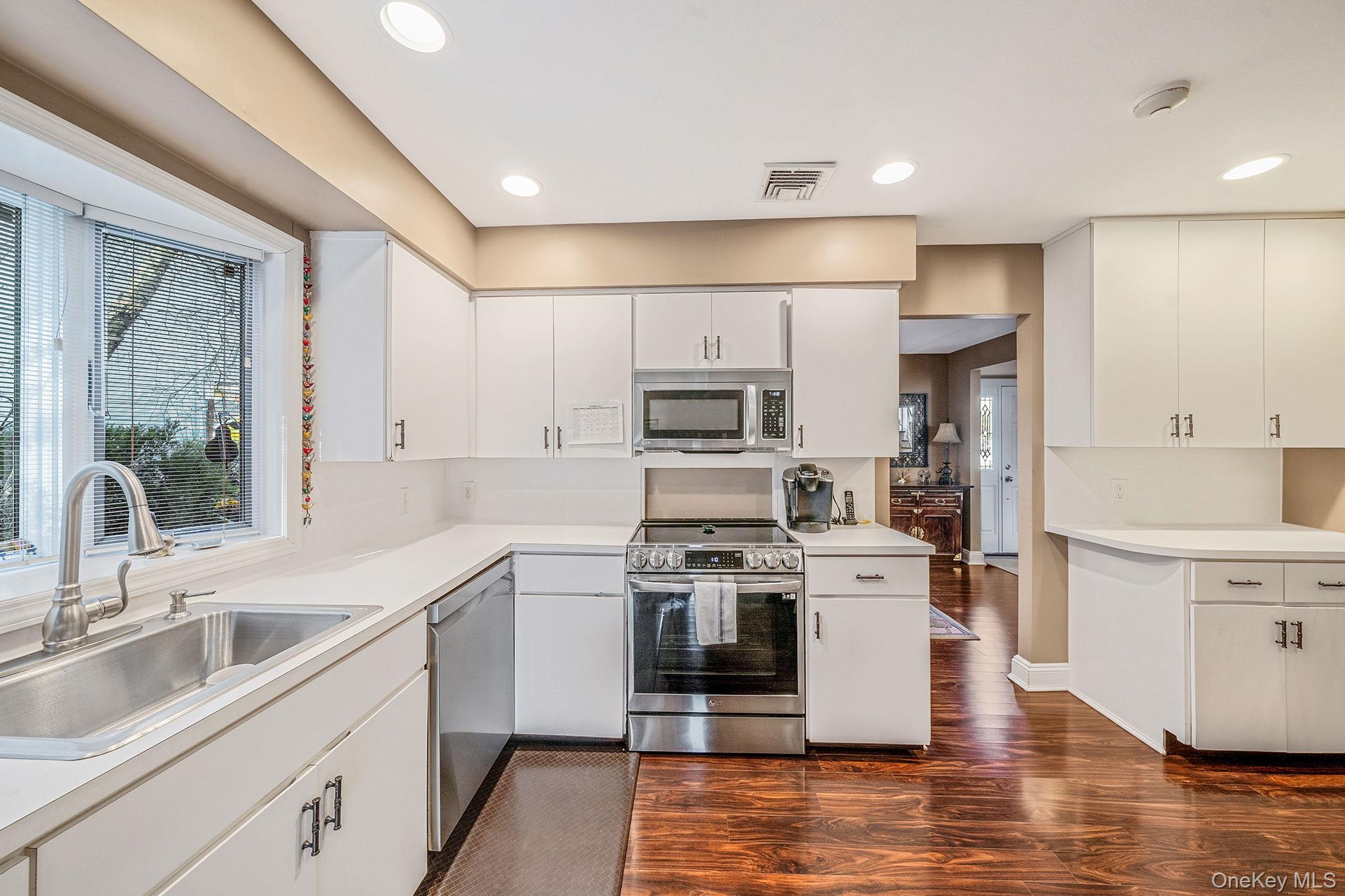 #20 photo, 28 Cedarwood Lane, Commack , NY 11725