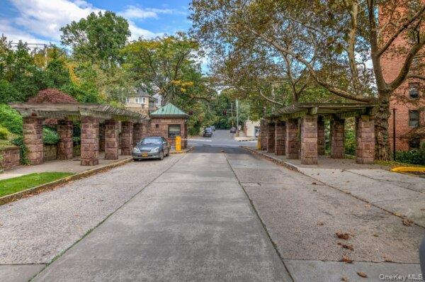 #3 photo, 161 Pearsall Drive, Mount Vernon , NY 10552