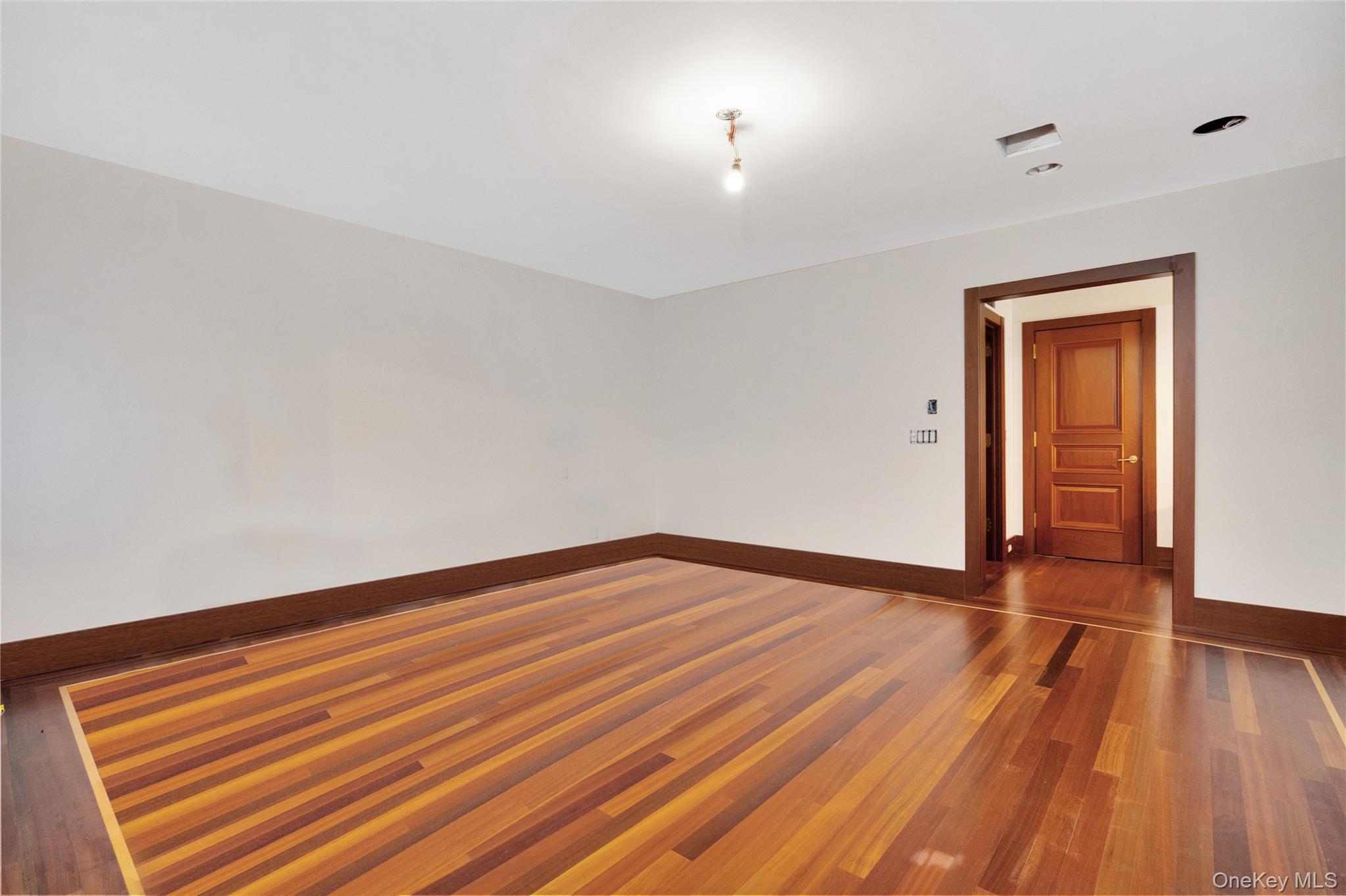 #18 photo, 181 Walnut Street, Lynbrook , NY 11563