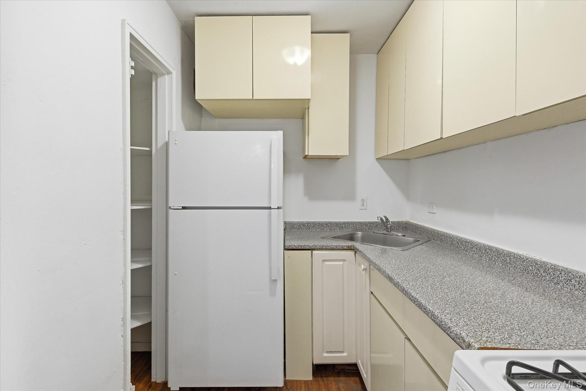 #8 photo, 60-11 Broadway, Woodside , NY 11377