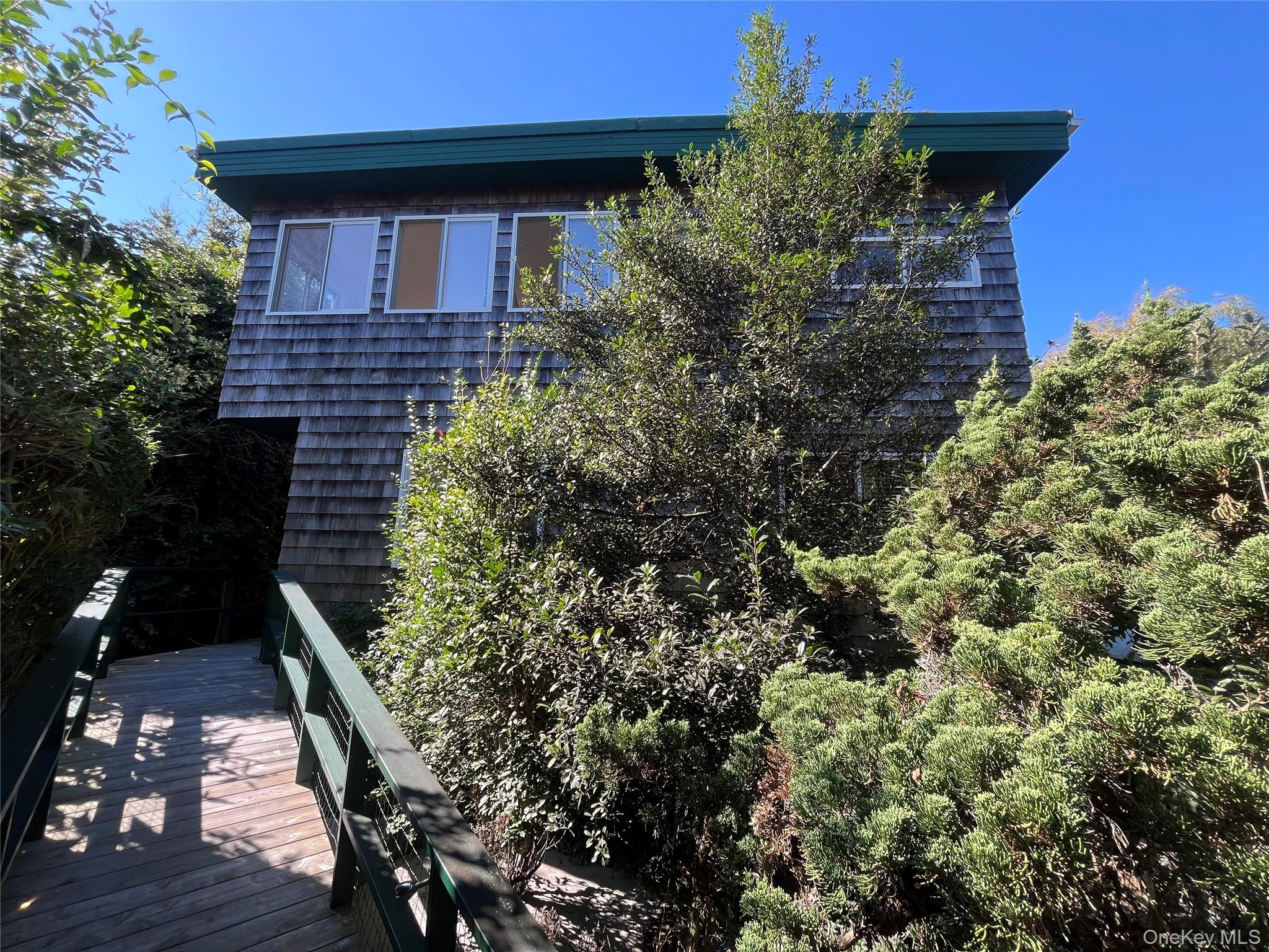 #1 photo, 150 Clipper Roadway, Corneille Estates , NY 11770