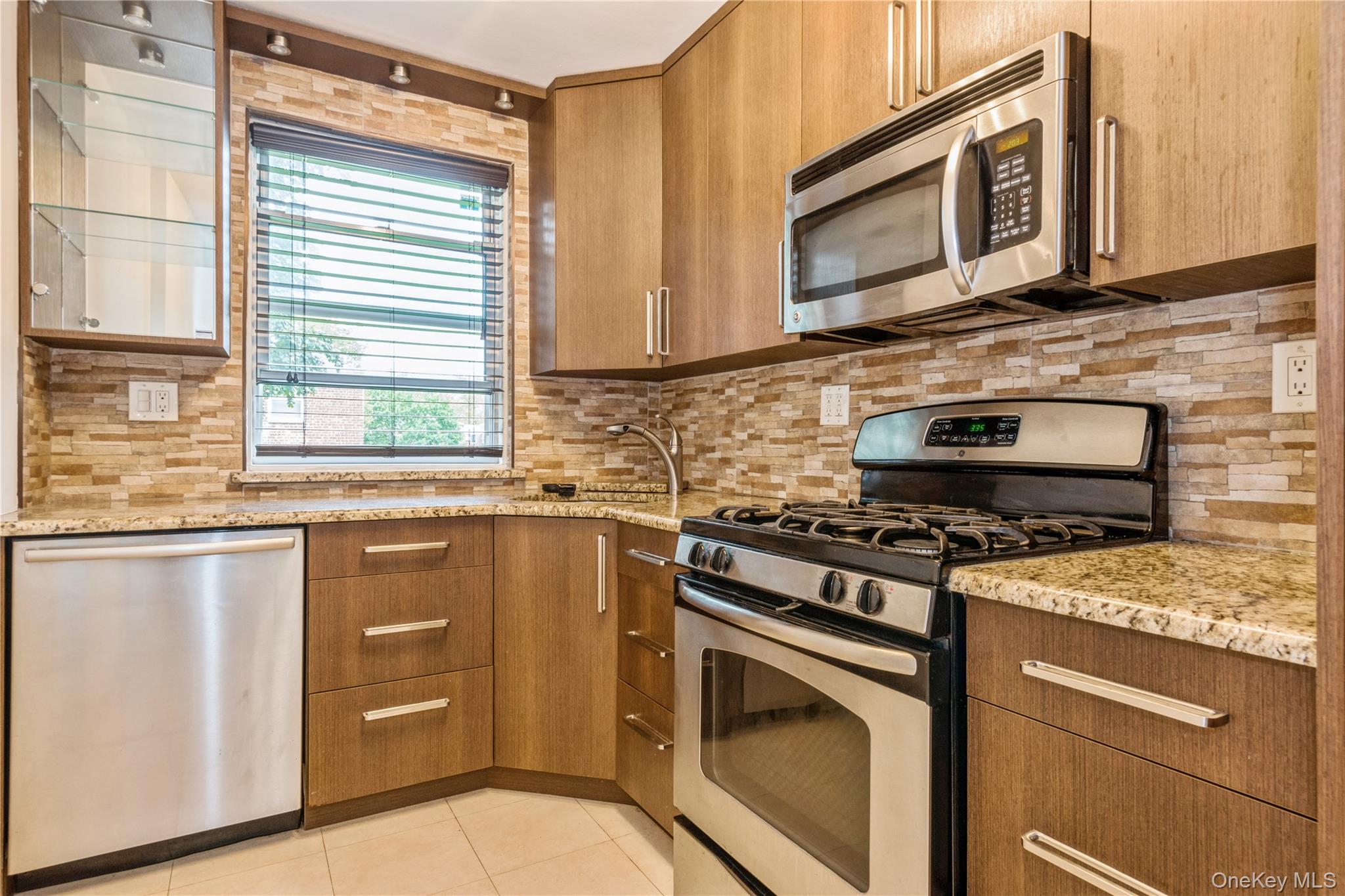 #2 photo, 260-40 74 Avenue, Glen Oaks , NY 11004