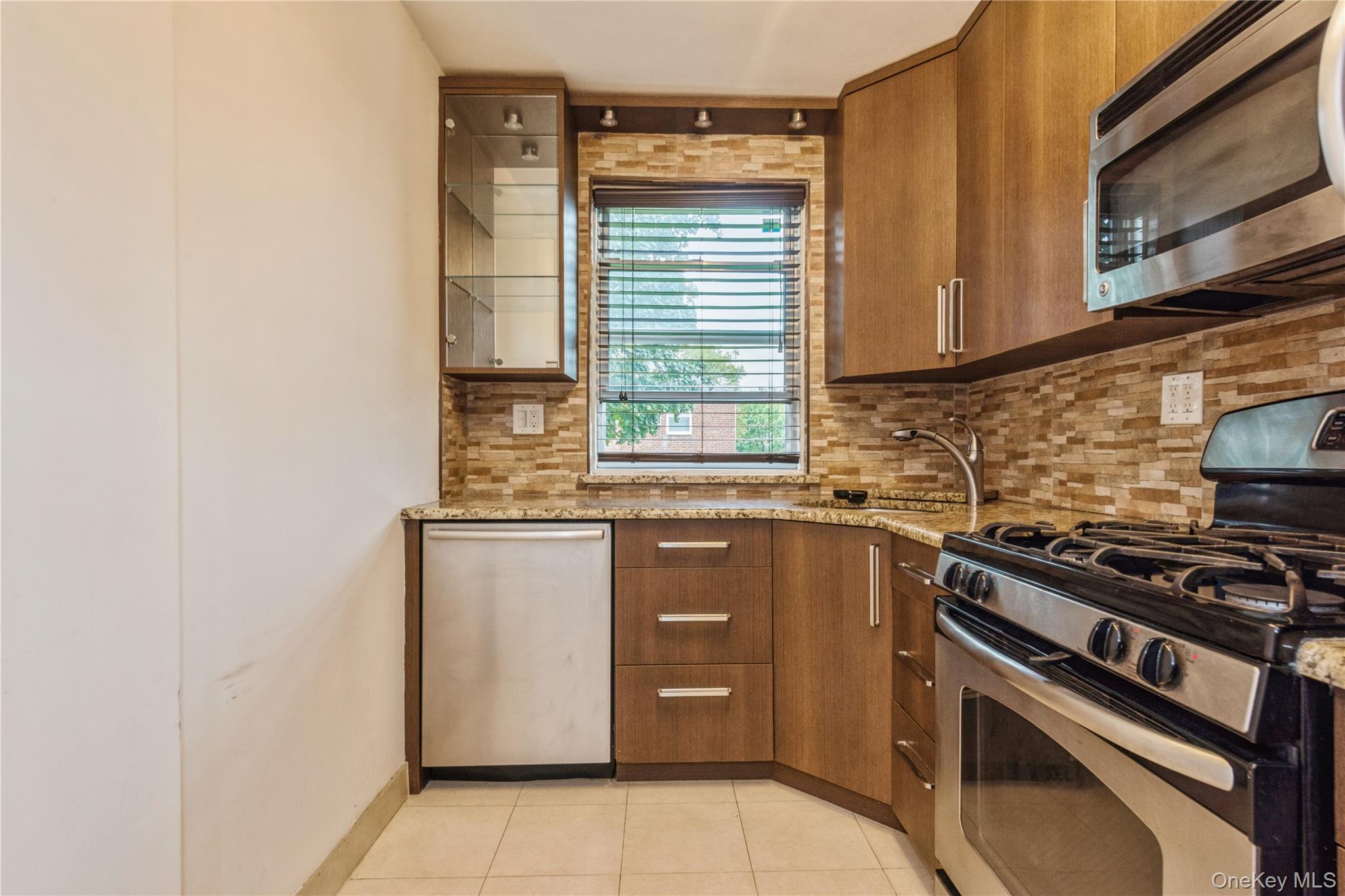 #3 photo, 260-40 74 Avenue, Glen Oaks , NY 11004