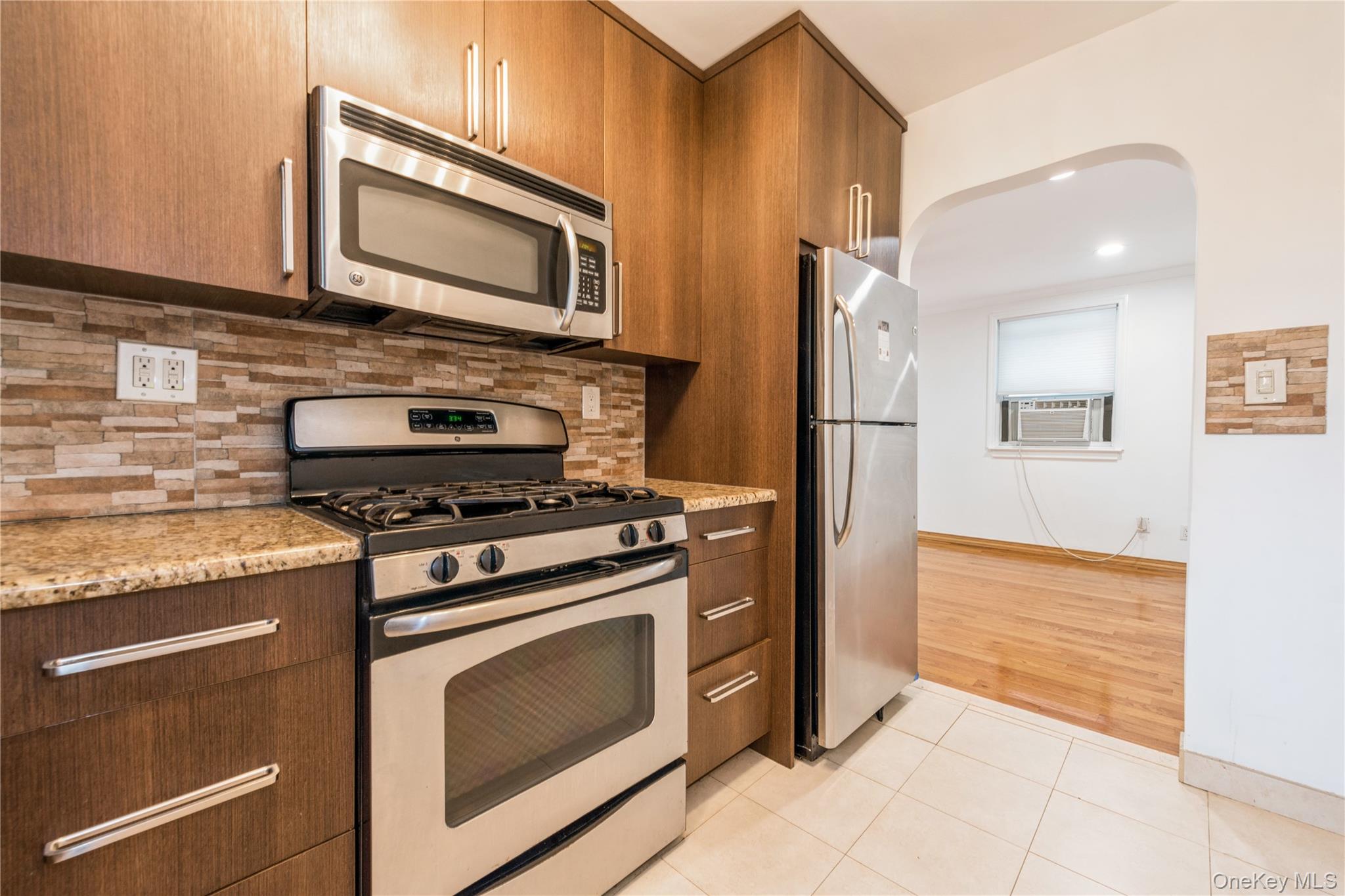 #4 photo, 260-40 74 Avenue, Glen Oaks , NY 11004