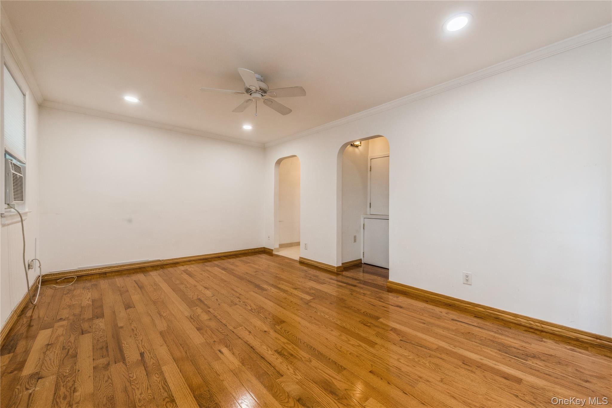 #8 photo, 260-40 74 Avenue, Glen Oaks , NY 11004