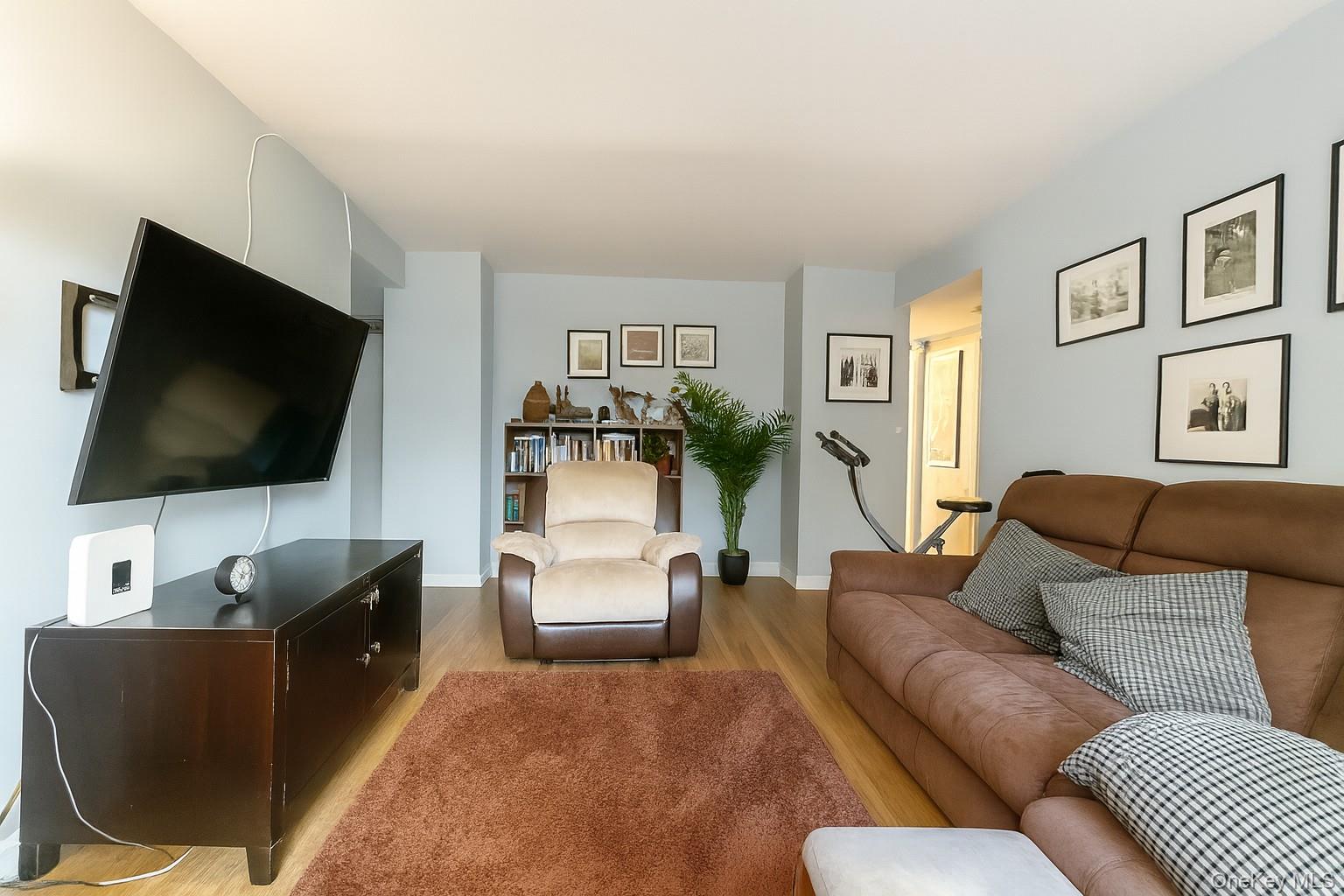 #4 photo, 6 W West Mill Drive, Great Neck , NY 11021