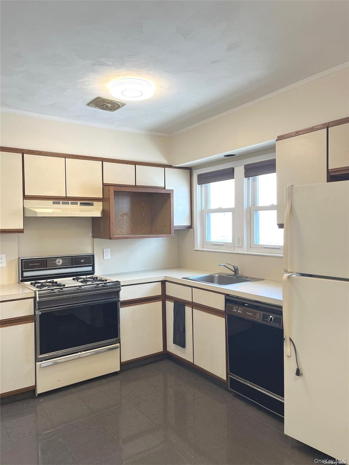 #9 photo, 307 Magnolia Boulevard, Long Beach , NY 11561