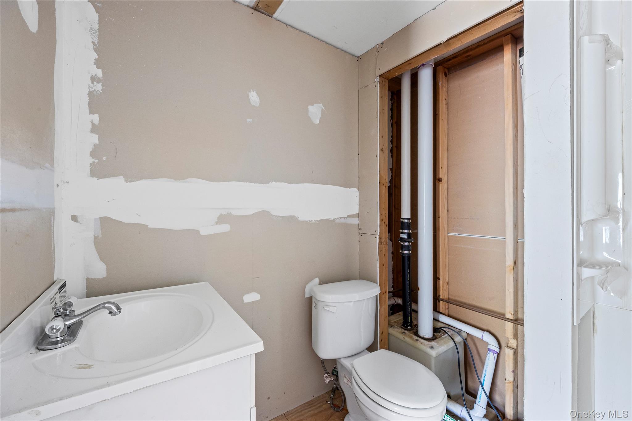 #16 photo, 25 Crater Lake Drive, Coram , NY 11727