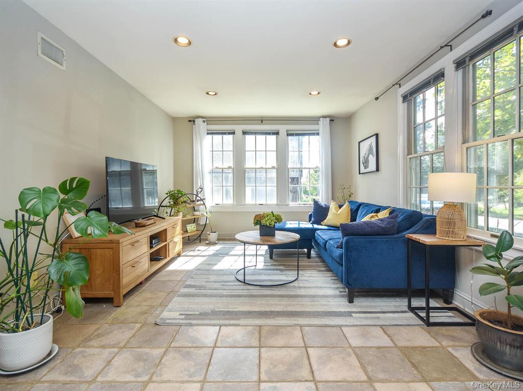 #10 photo, 20 Oldwood Road, Port Washington , NY 11050