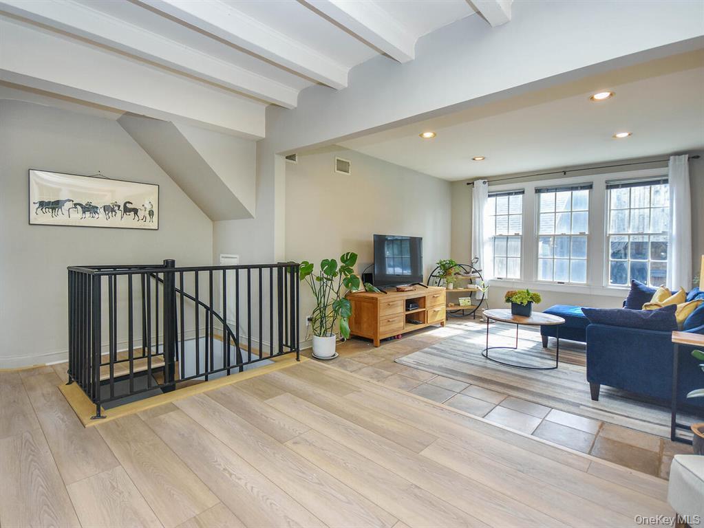 #6 photo, 20 Oldwood Road, Port Washington , NY 11050