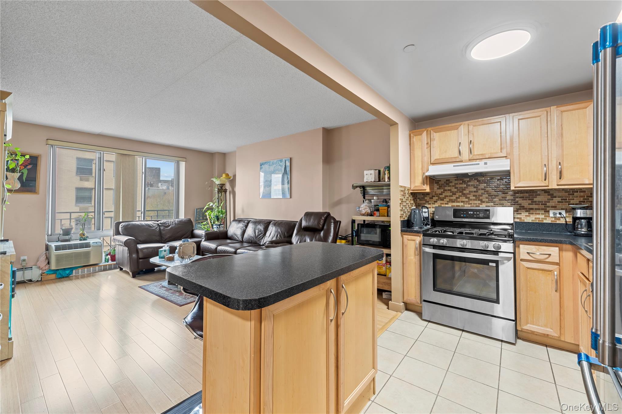 #7 photo, 3044 3rd Avenue, Bronx , NY 10451