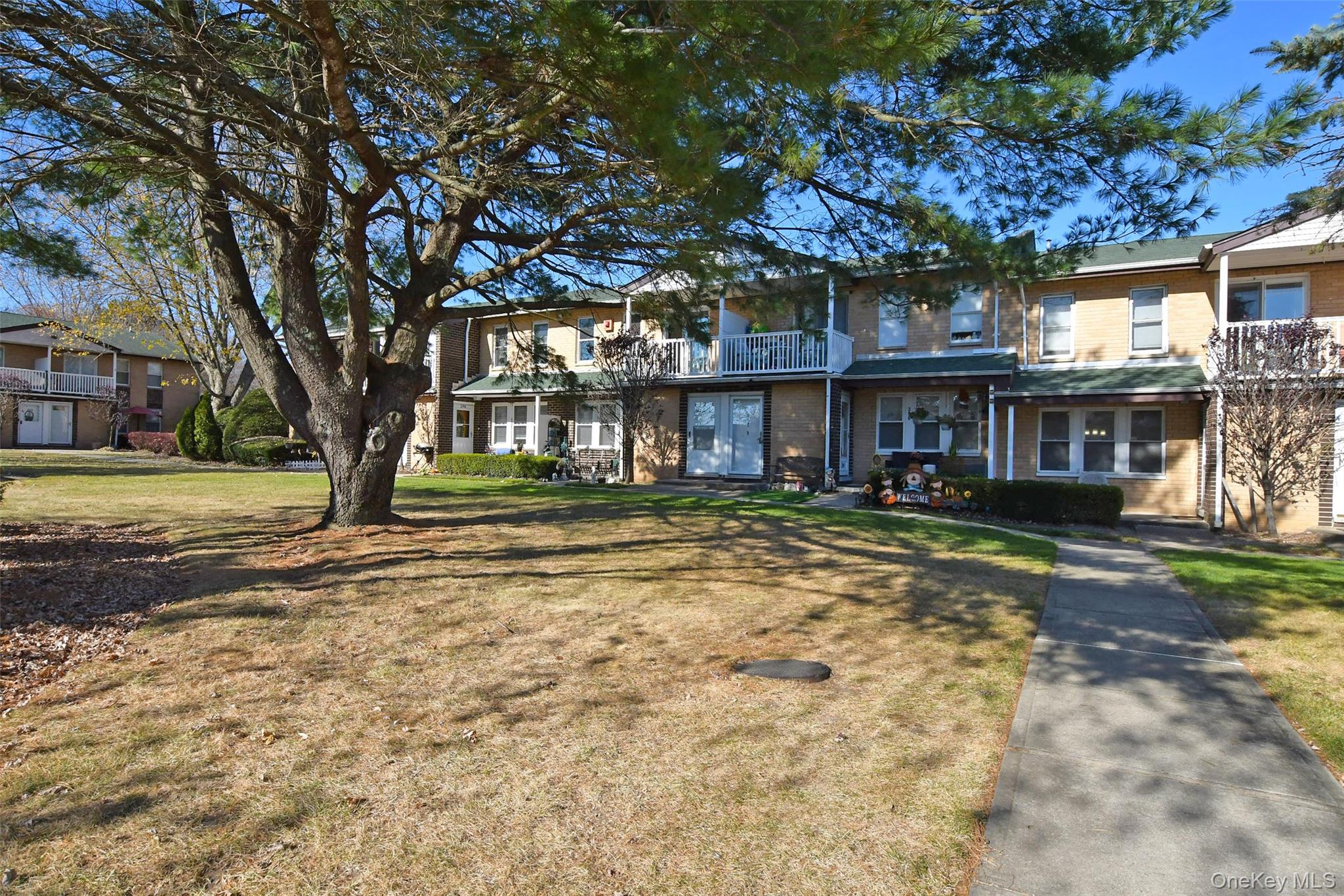 #4 photo, 301 Artist Lake Drive, Middle Island , NY 11953