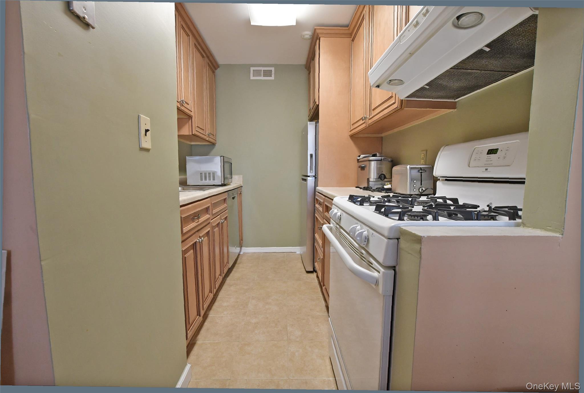 #5 photo, 301 Artist Lake Drive, Middle Island , NY 11953