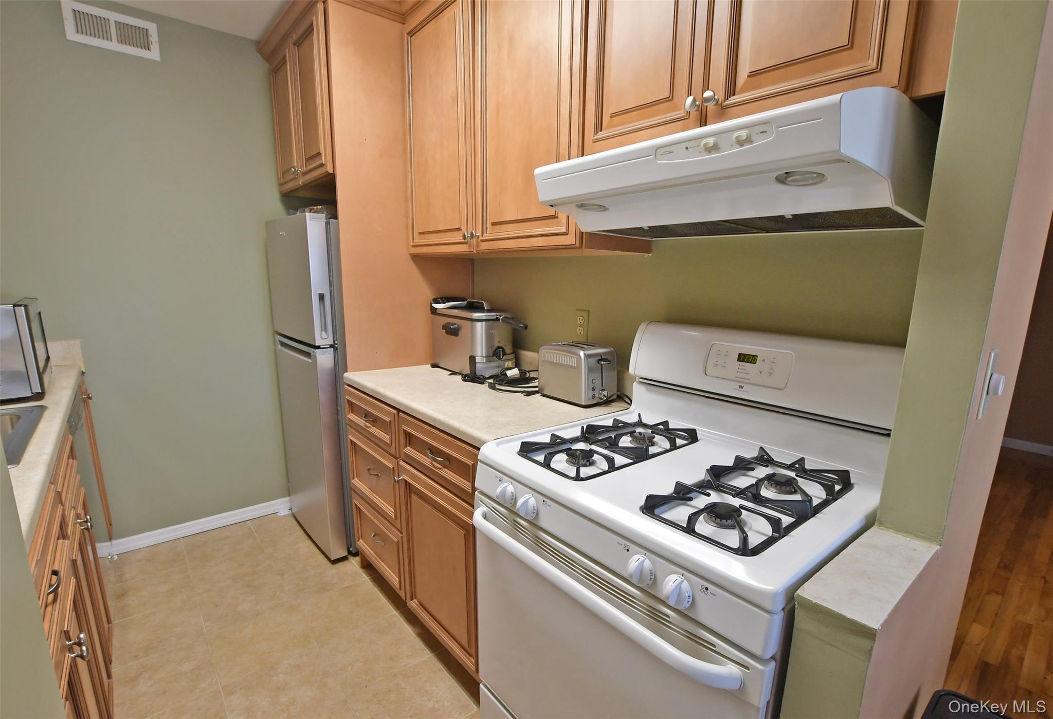 #6 photo, 301 Artist Lake Drive, Middle Island , NY 11953