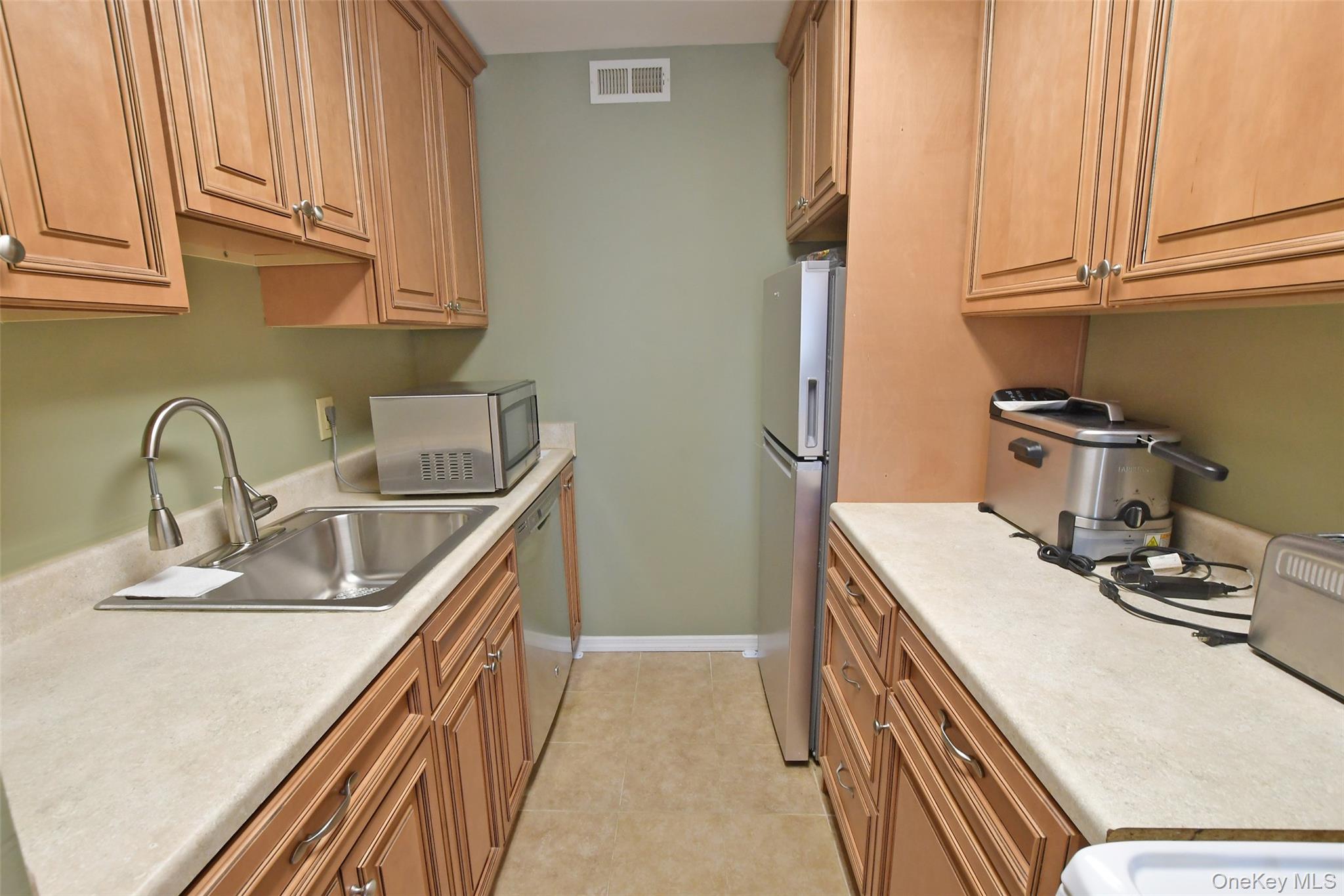 #7 photo, 301 Artist Lake Drive, Middle Island , NY 11953