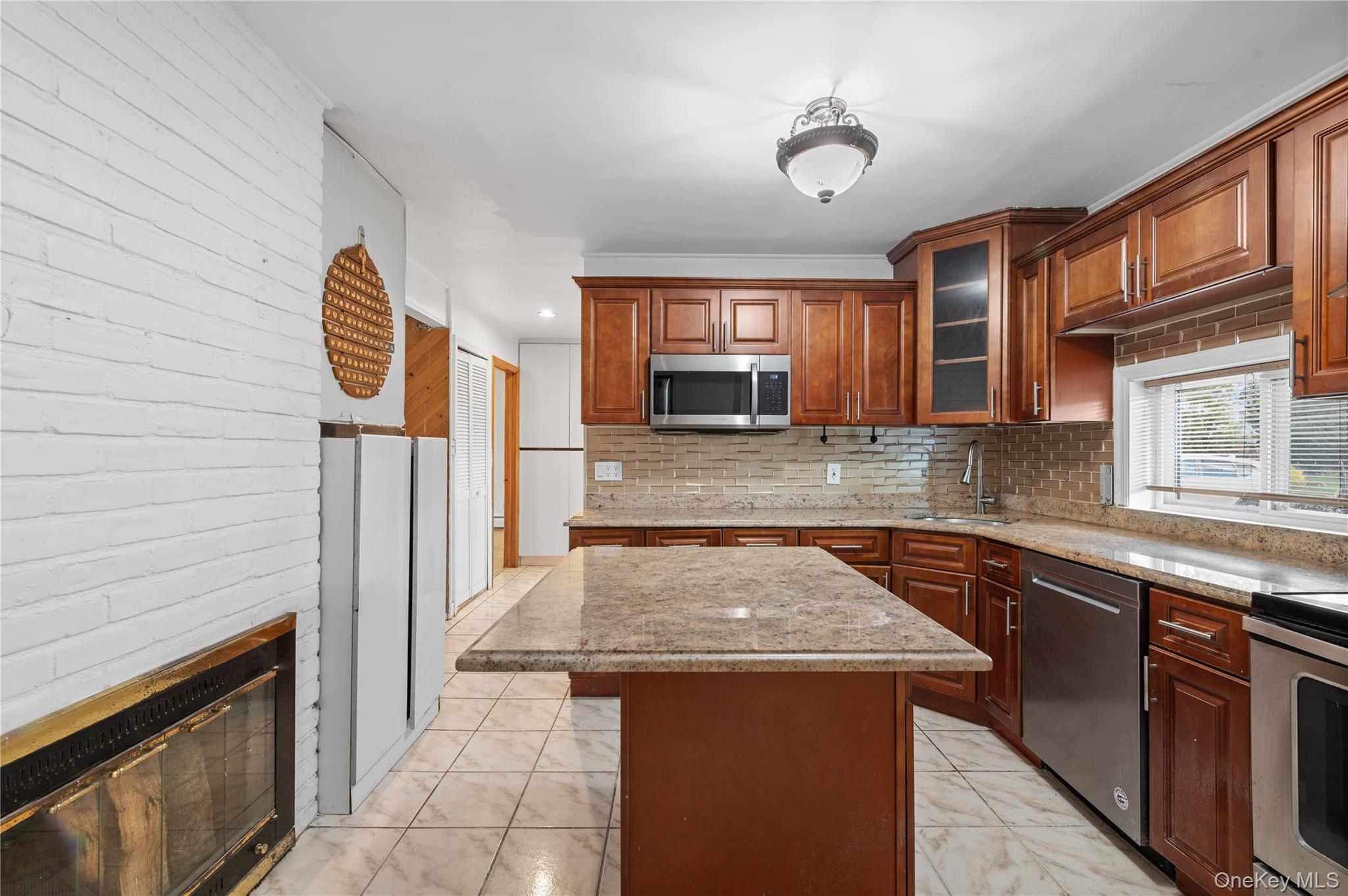 #10 photo, 18 Pilgrim Lane, Westbury , NY 11590