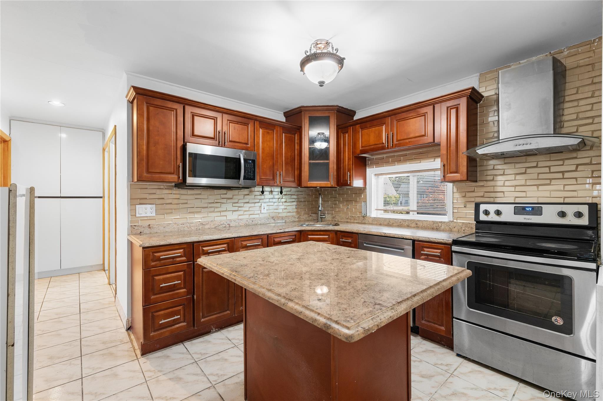 #11 photo, 18 Pilgrim Lane, Westbury , NY 11590