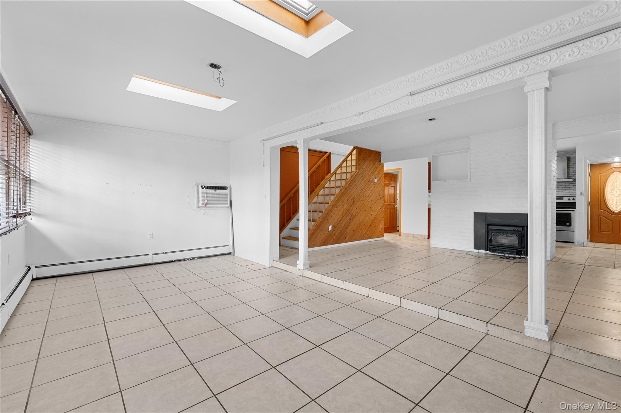 #3 photo, 18 Pilgrim Lane, Westbury , NY 11590