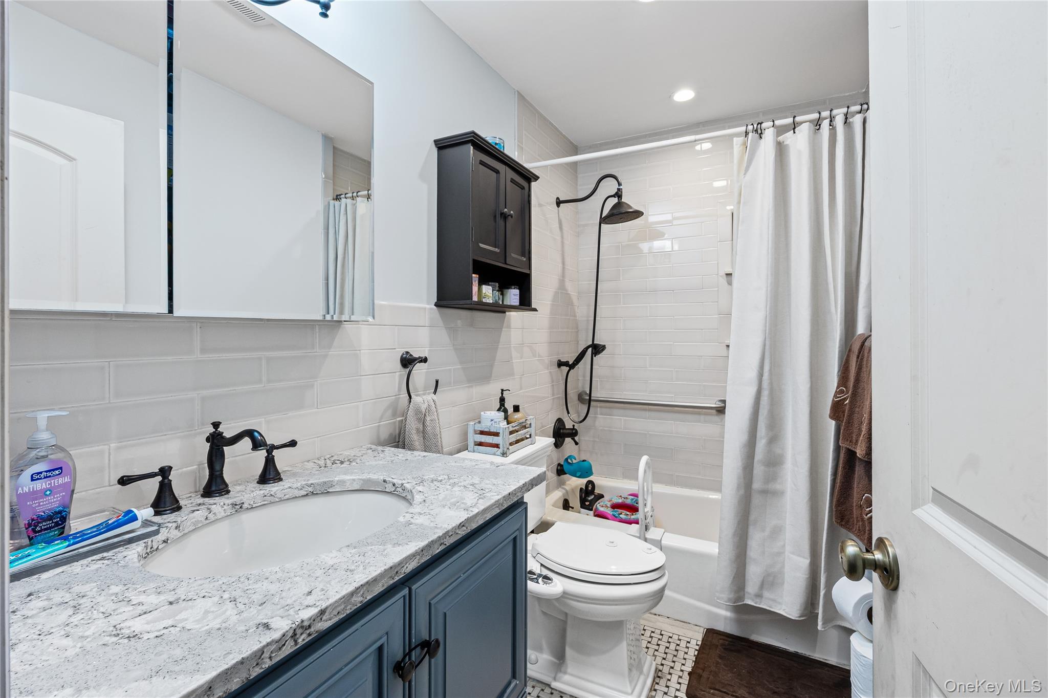 #19 photo, 37 Beachwood Drive, Babylon , NY 11702