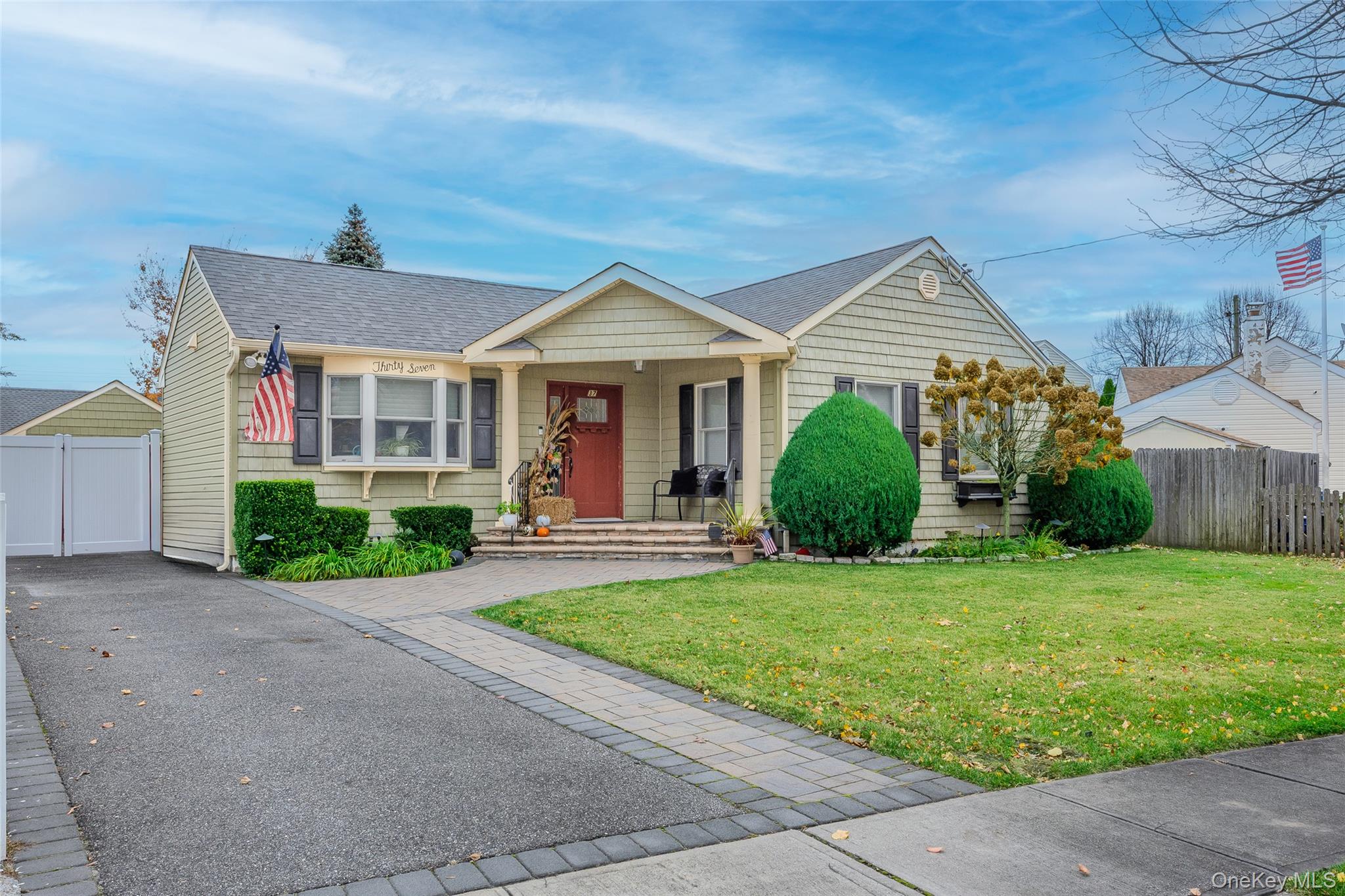 #2 photo, 37 Beachwood Drive, Babylon , NY 11702