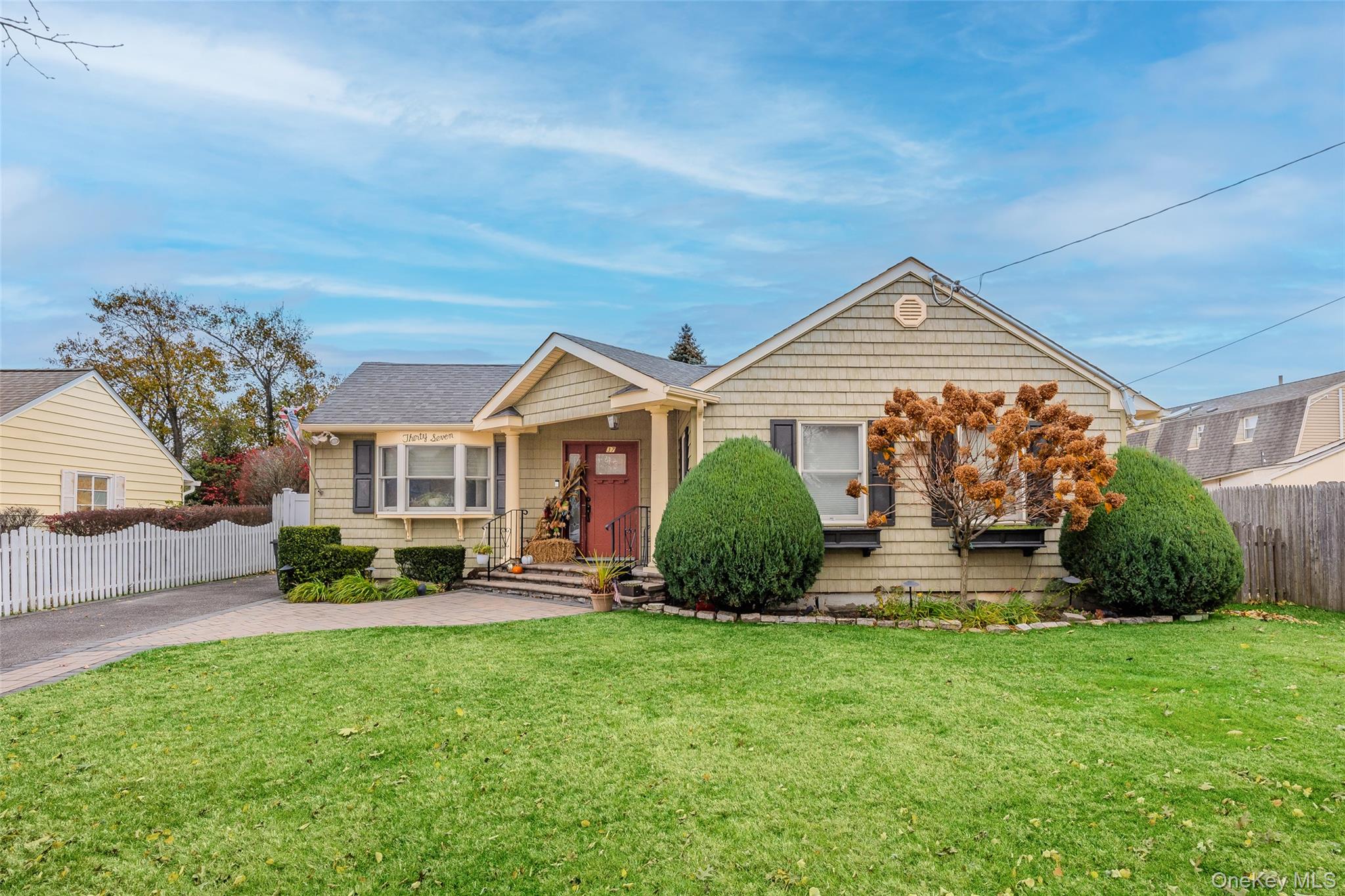 #3 photo, 37 Beachwood Drive, Babylon , NY 11702